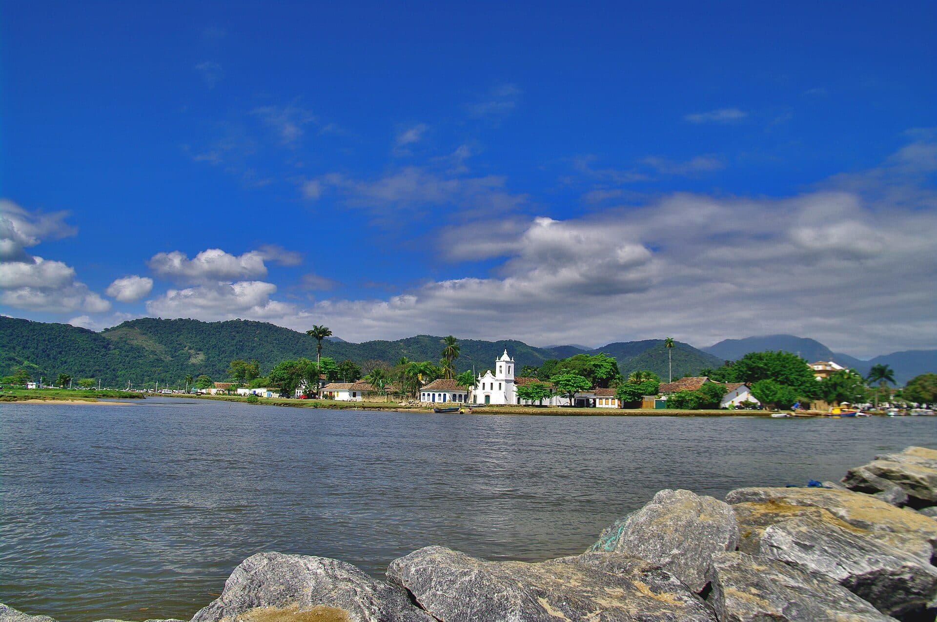 Luz do sol brilhando sobre a paisagem em Paraty