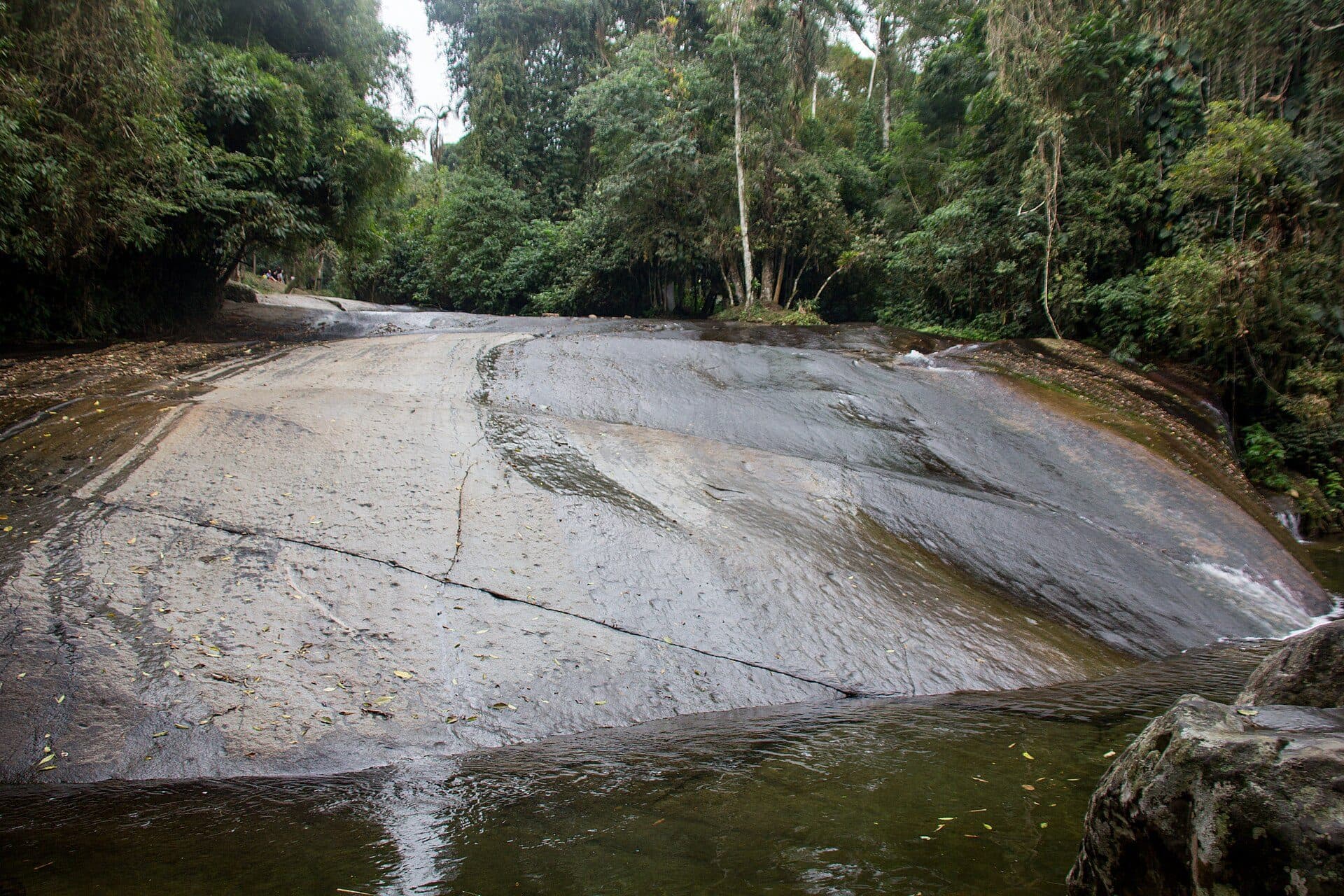 Vista da Cachoeira do Tobogã entre a vegetação em Paraty
