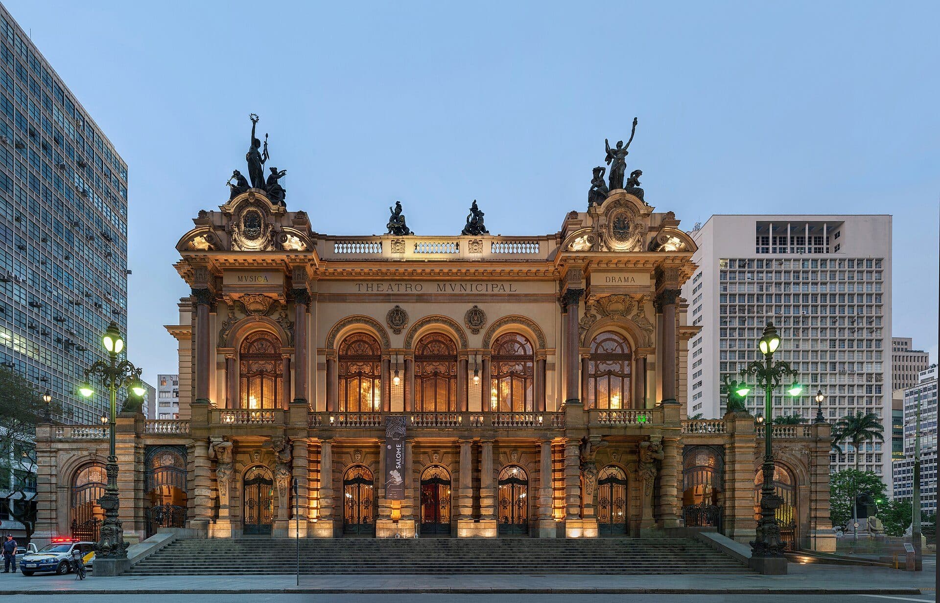 Vista da fachada histórica do Teatro Municipal de São Paulo