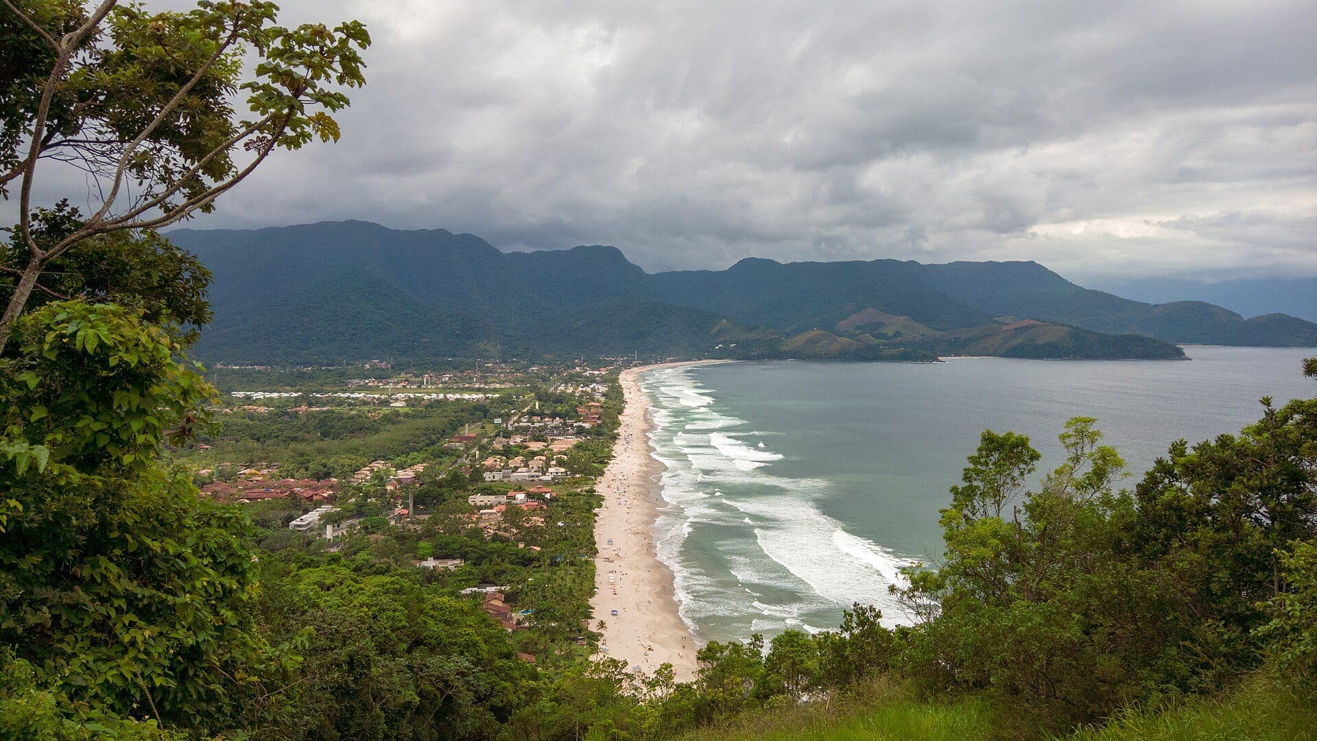 Vista da faixa de areia e do mar na Praia de Maresias