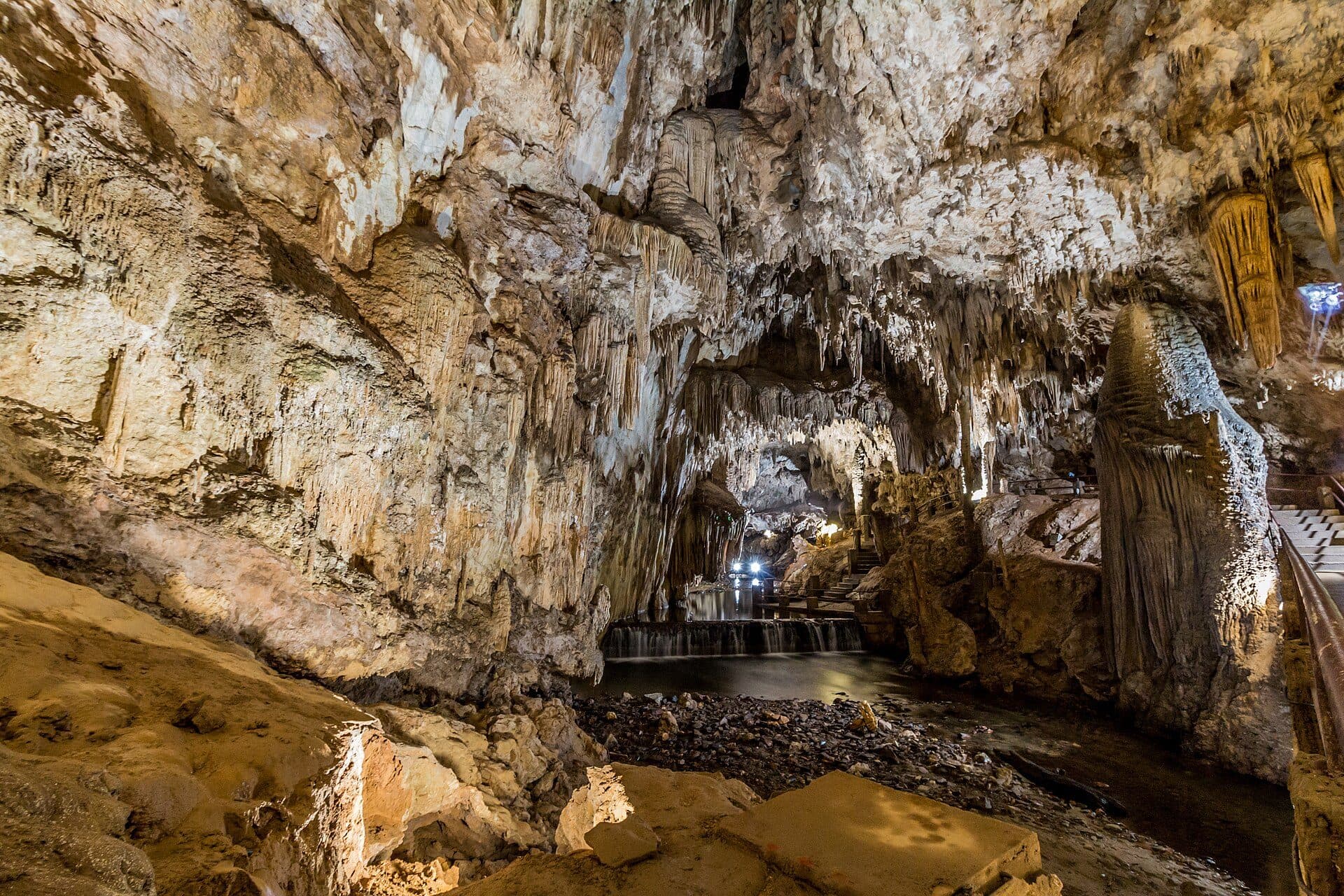 Vista das formações rochosas no interior da Caverna do Diabo