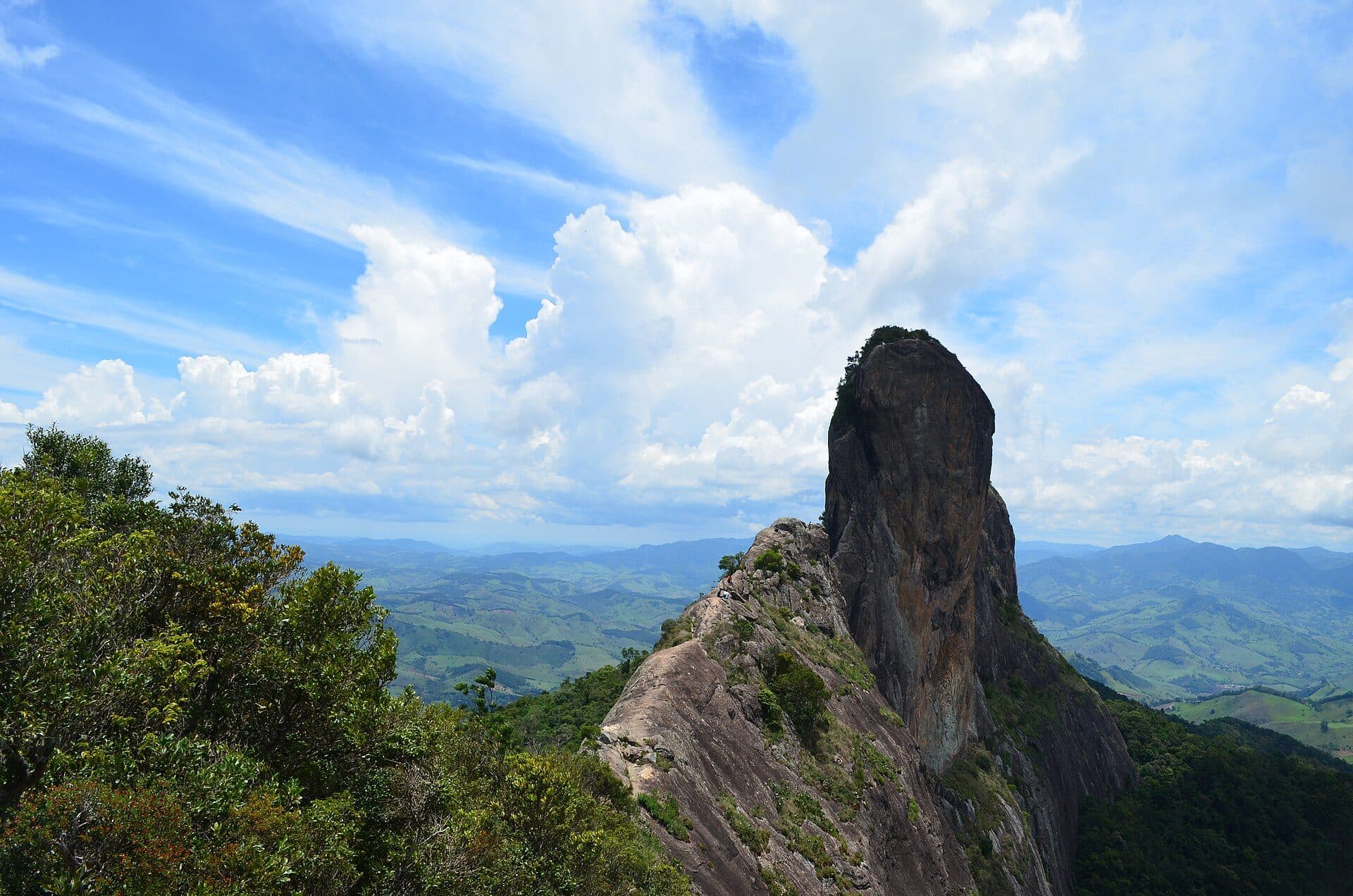 Vista da formação rochosa da Pedra do Baú em São Paulo