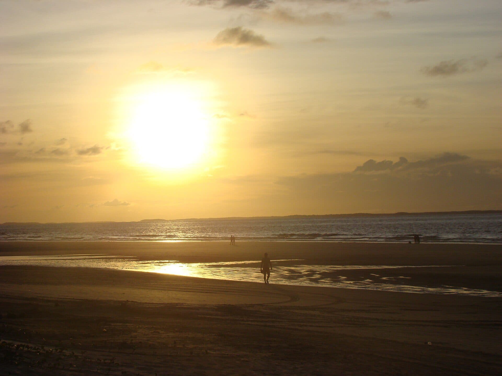Vista do pôr do sol na Praia do Calhau em São Luís, Maranhão