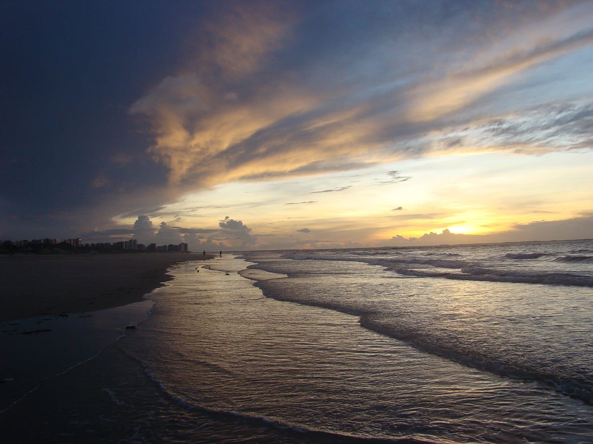 Pôr do sol na Praia do Calhau em São Luís, Maranhão