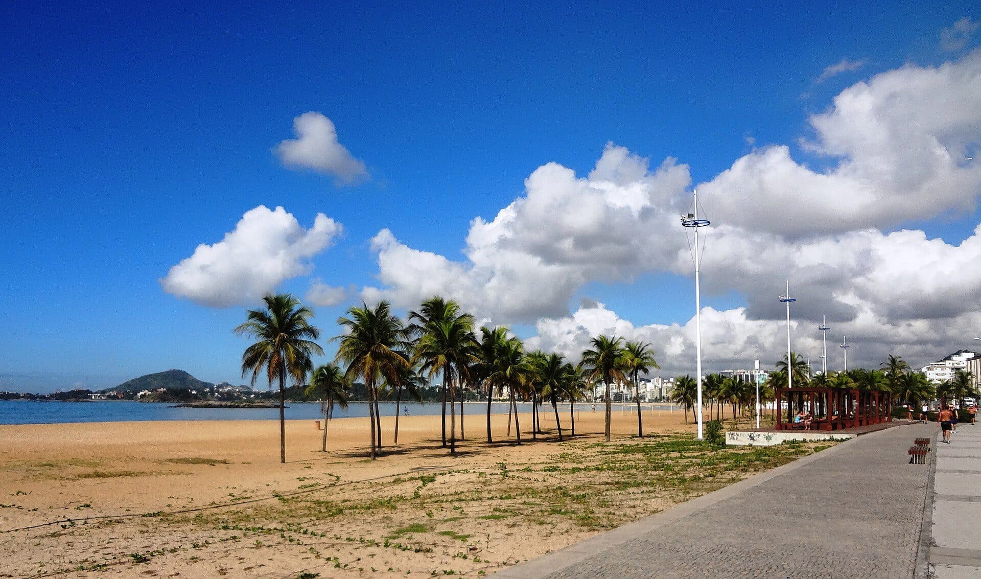 Vista da orla da Praia de Camburi em Vitória, Espírito Santo