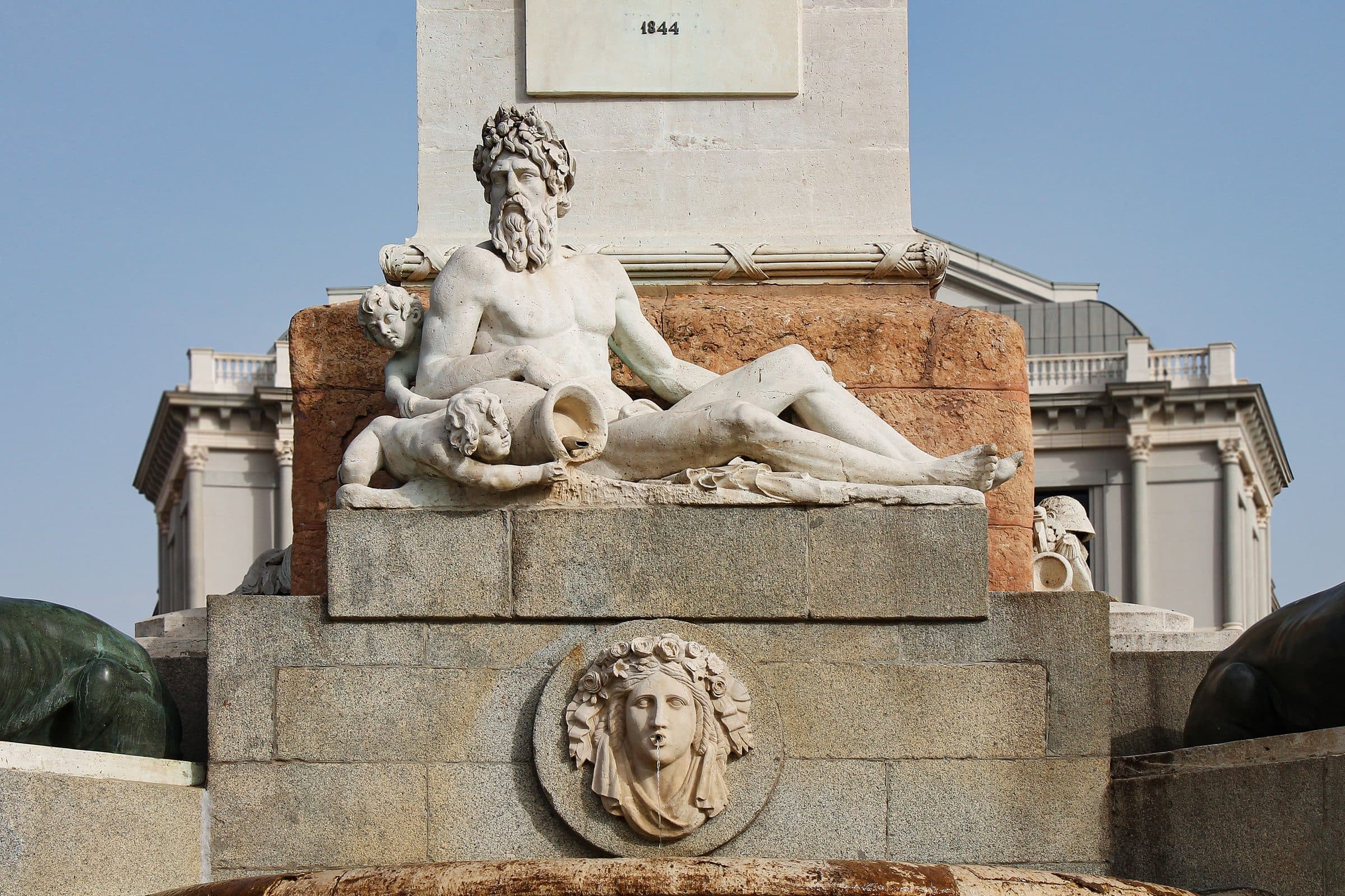 Vista aproximada da escultura clássica da Fonte de Netuno em Madrid, Espanha