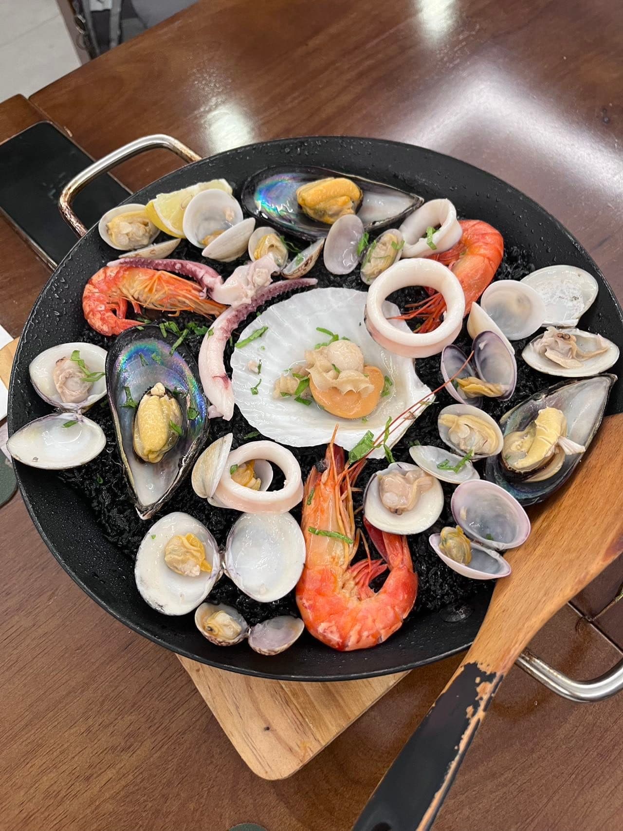 Paella espanhola com frutos do mar preparada no restaurante Casia