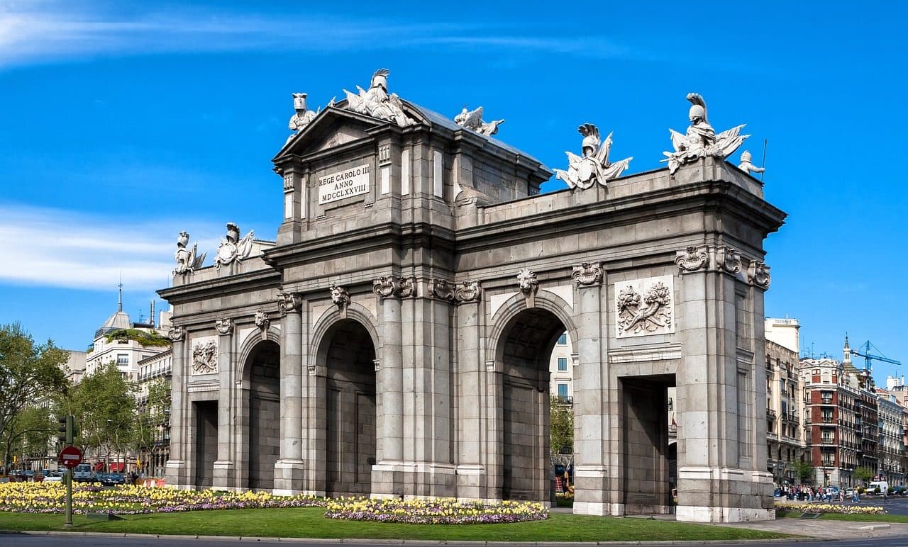 Monumento histórico Puerta de Alcalá no centro de Madrid, Espanha