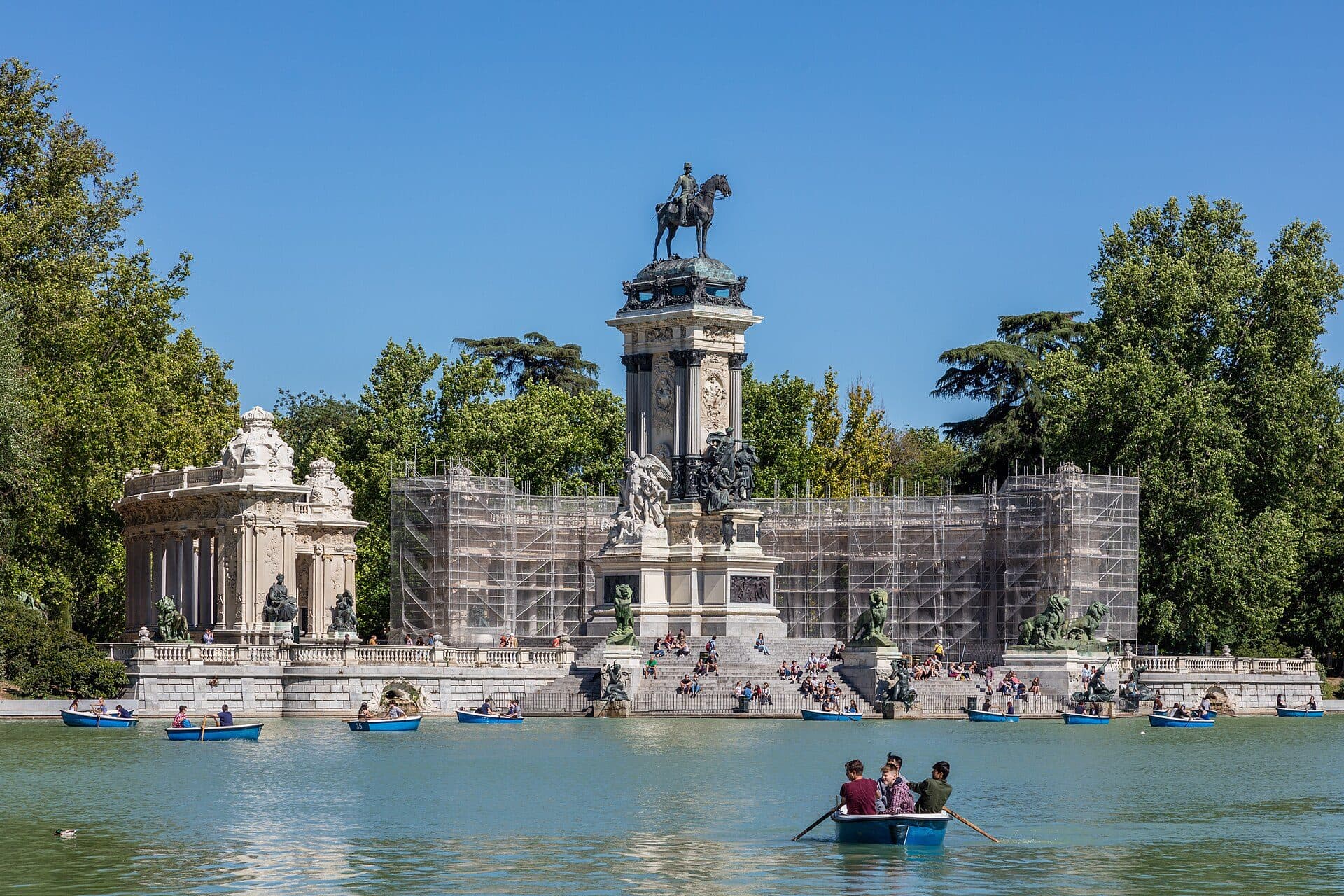 Vista do Estanque del Retiro no Parque del Retiro em Madri