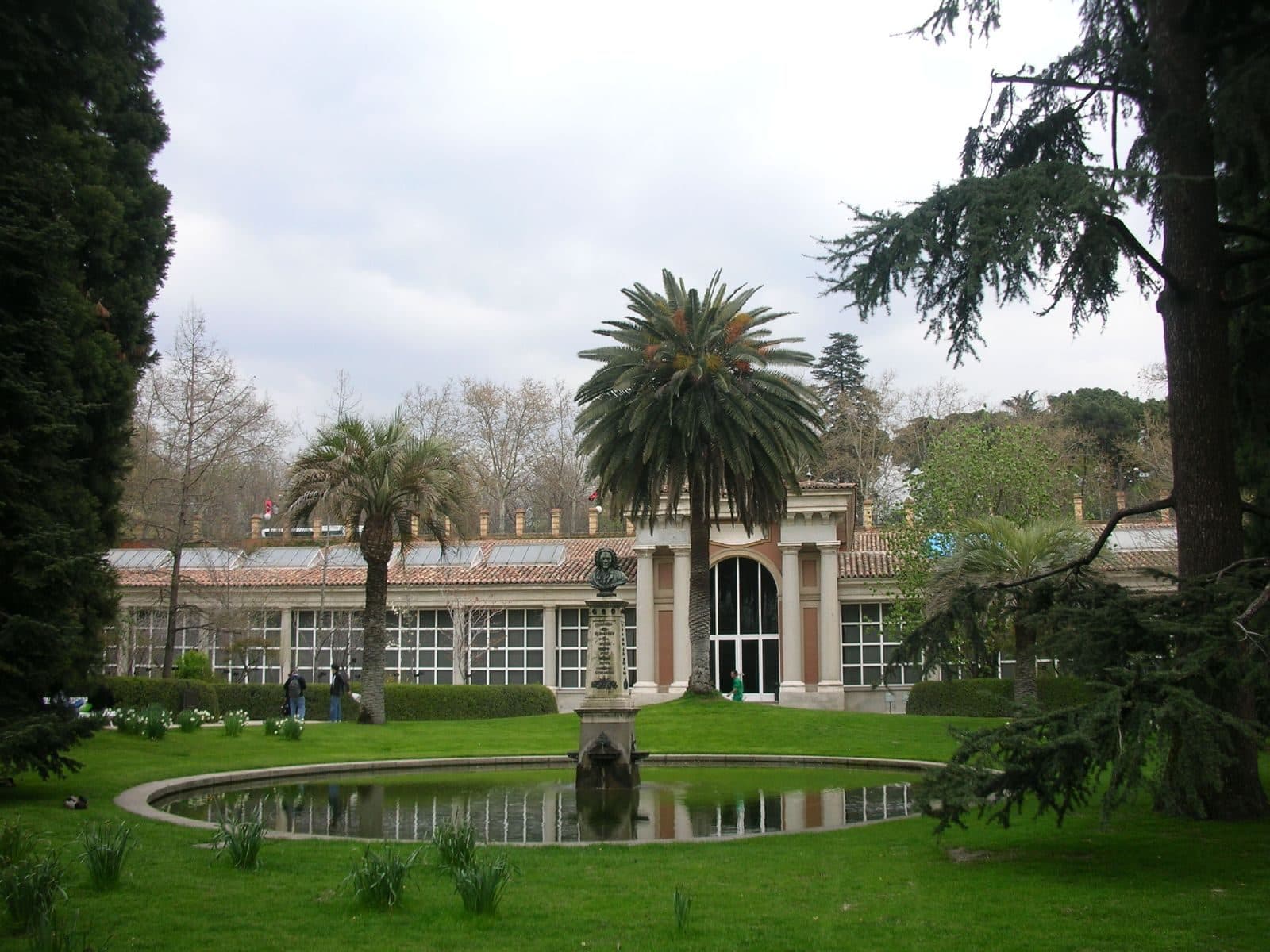 Área verde com plantas e árvores no Real Jardín Botánico em Madrid