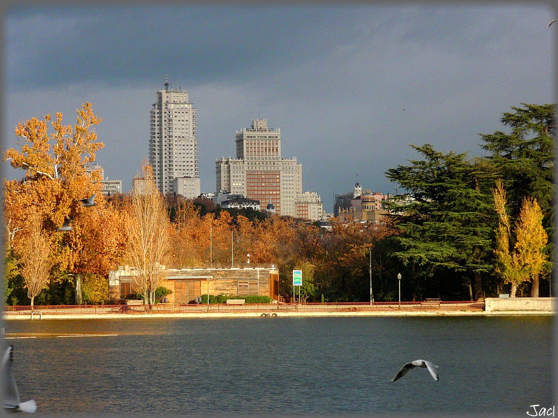 Vista do parque Casa de Campo em Madrid, Espanha