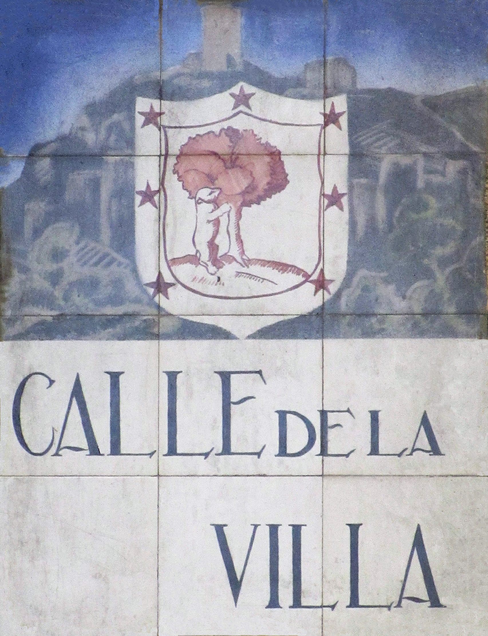 Placa de rua em azulejo indicando a Calle de la Villa em Madrid