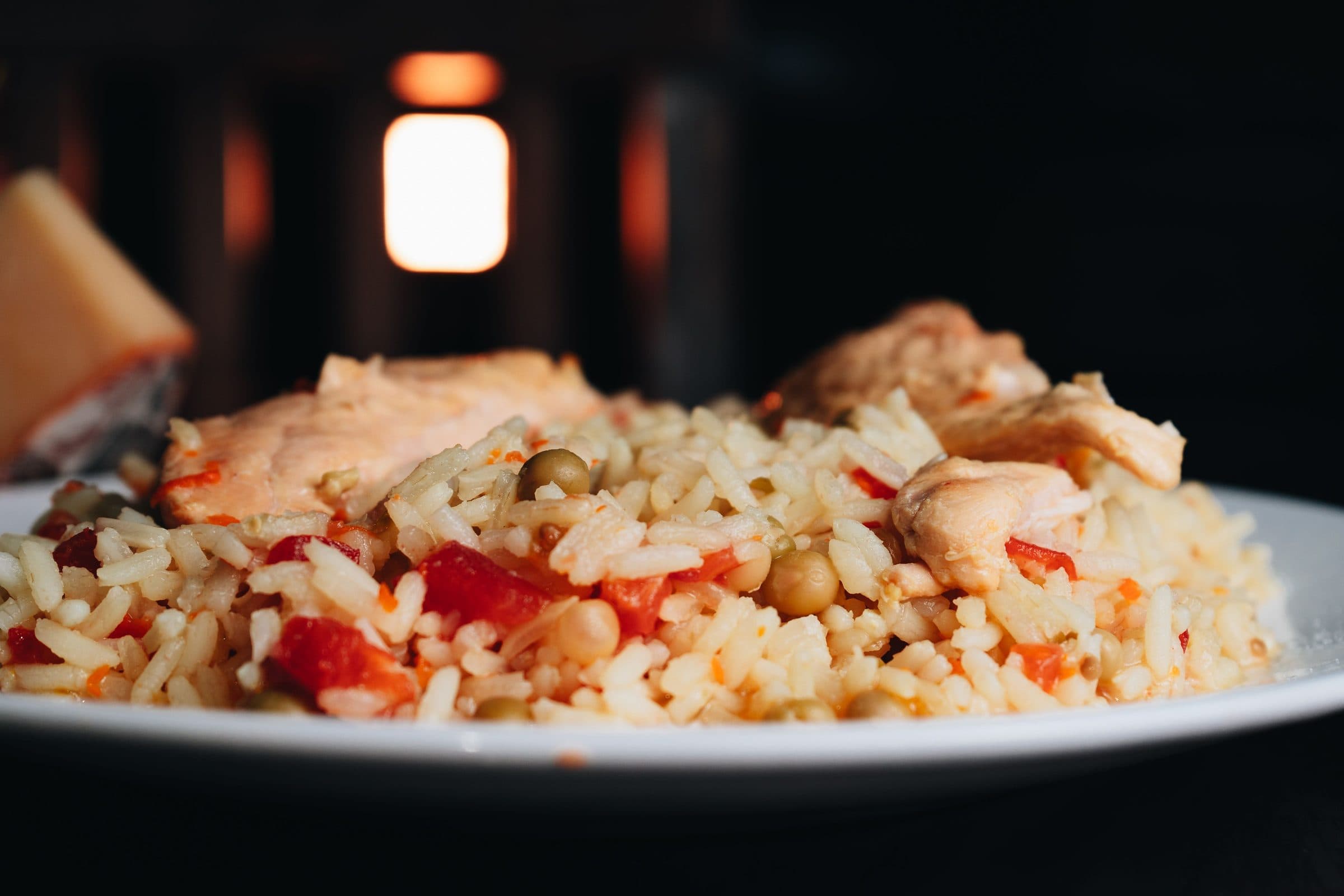 Prato com frango, arroz e legumes servido em close-up