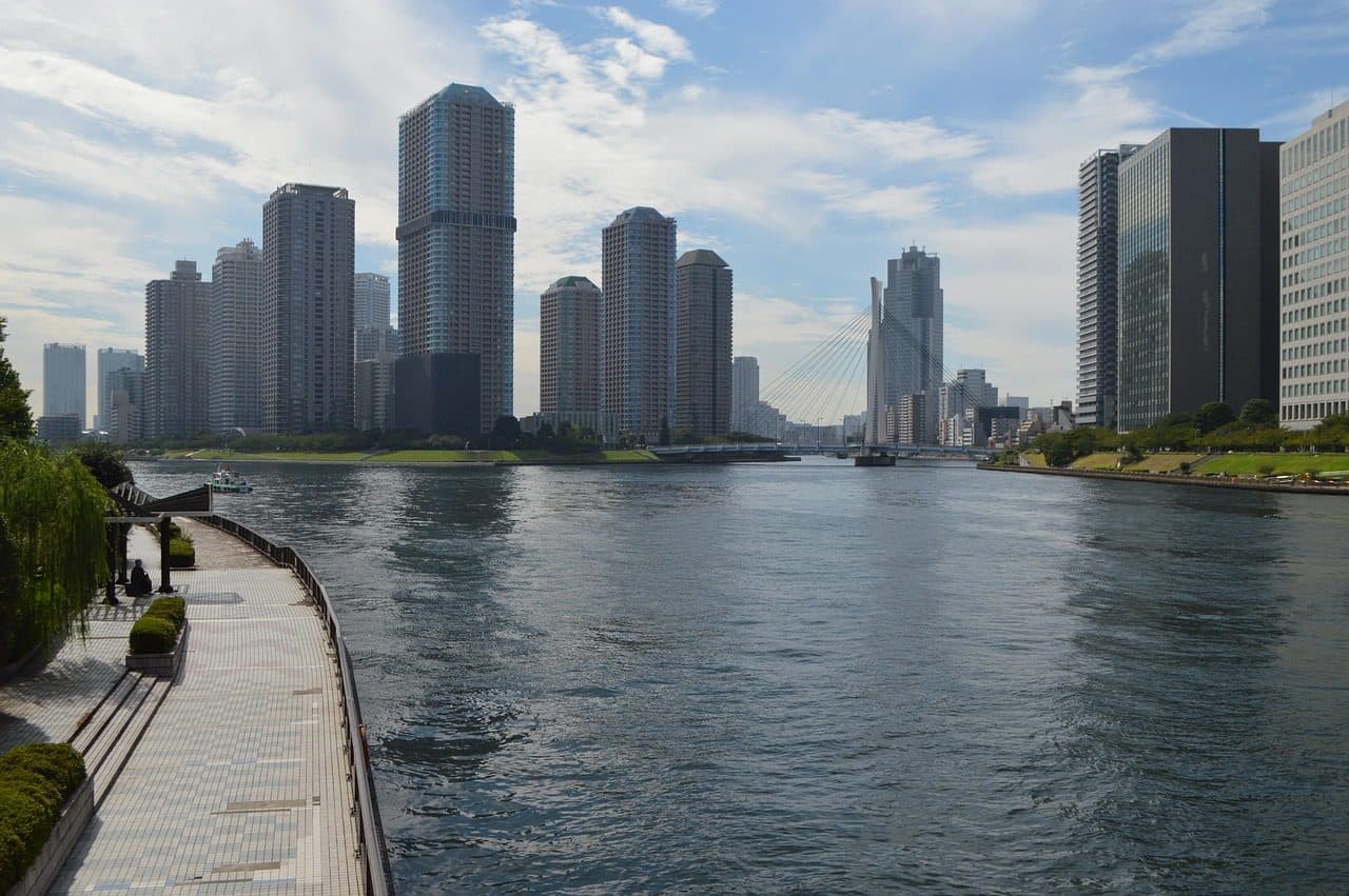 Ponte sobre o Rio Sumida com vista da paisagem urbana de Tóquio, no Japão