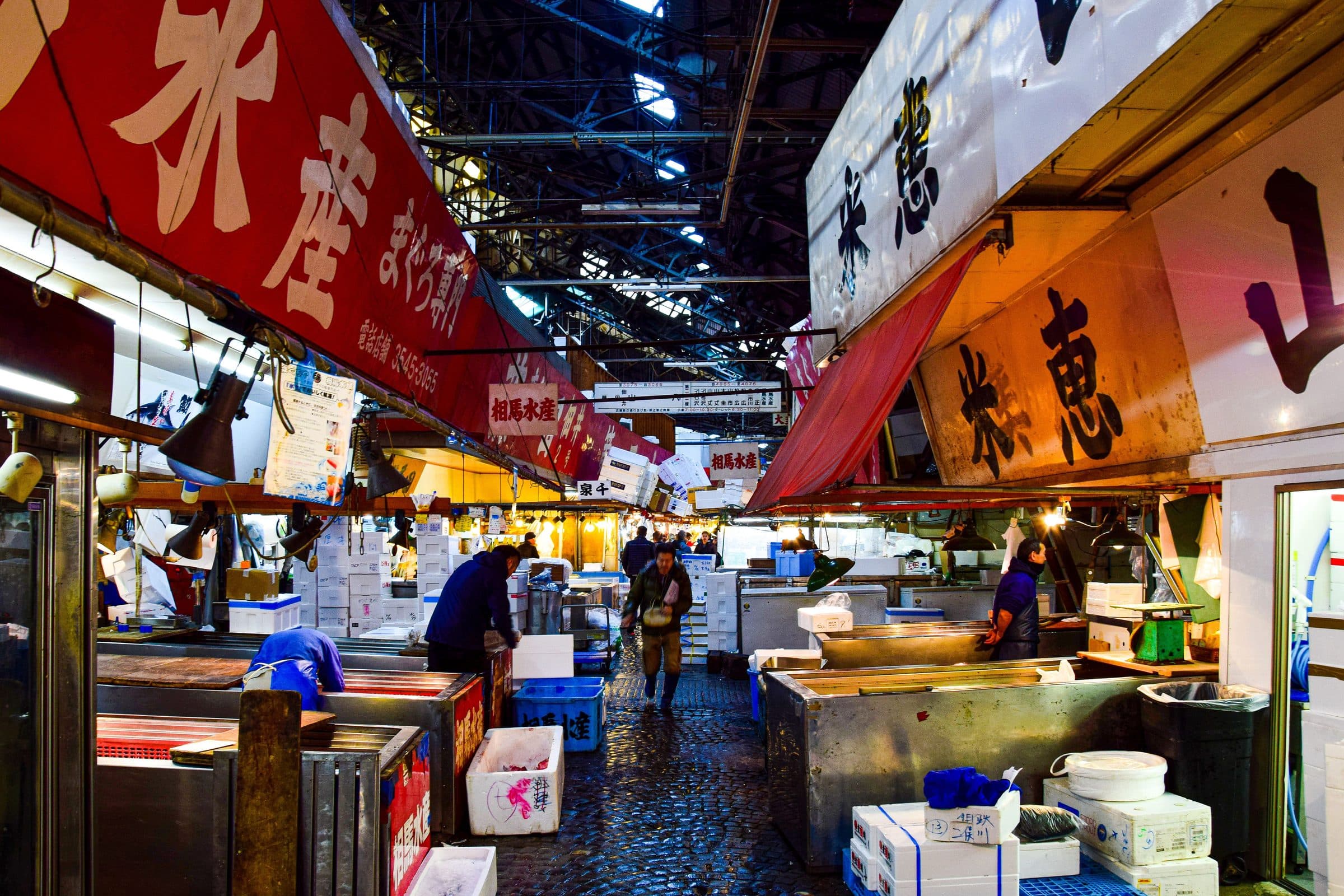 Movimento de vendedores e clientes no mercado de peixes de Tsukiji à noite em Tóquio