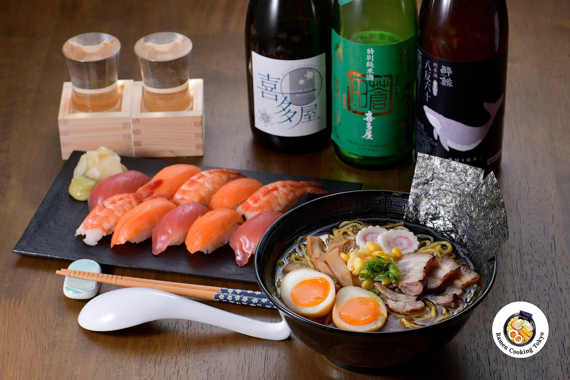 Conjunto de comida japonesa com tigela de lámen, sushi e saquê