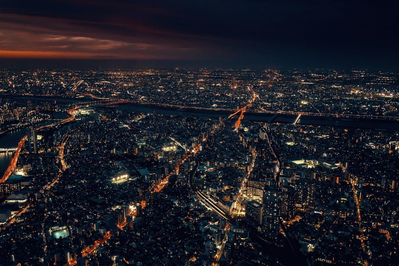 Vista noturna de Tóquio com arranha-céus iluminados na paisagem urbana