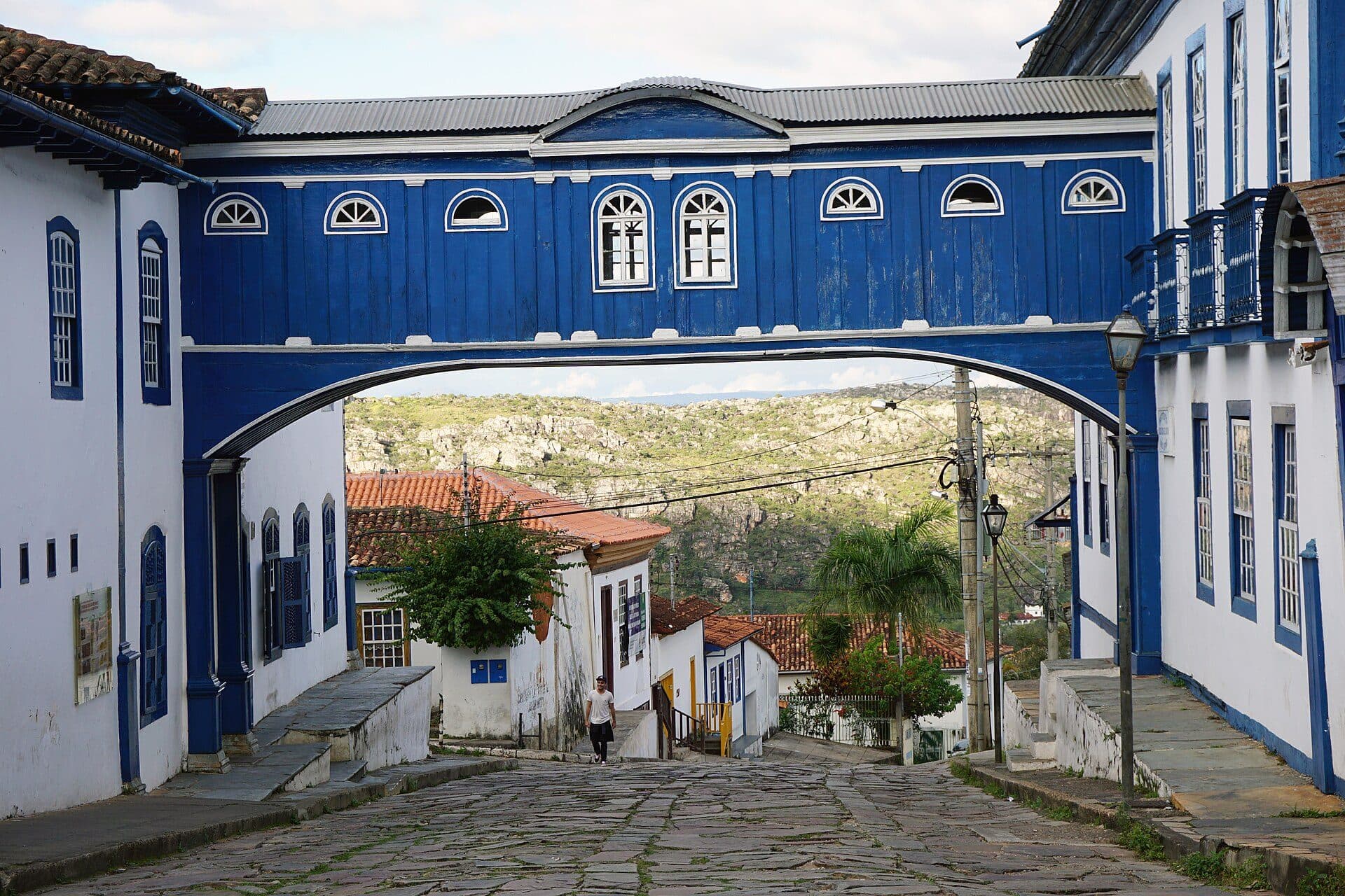 Passadiço histórico de madeira ligando casarões em Diamantina