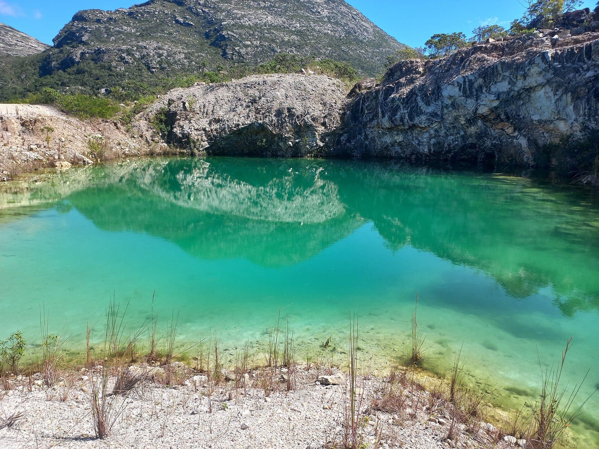 Vista das águas da Lagoa Azul em Minas Gerais