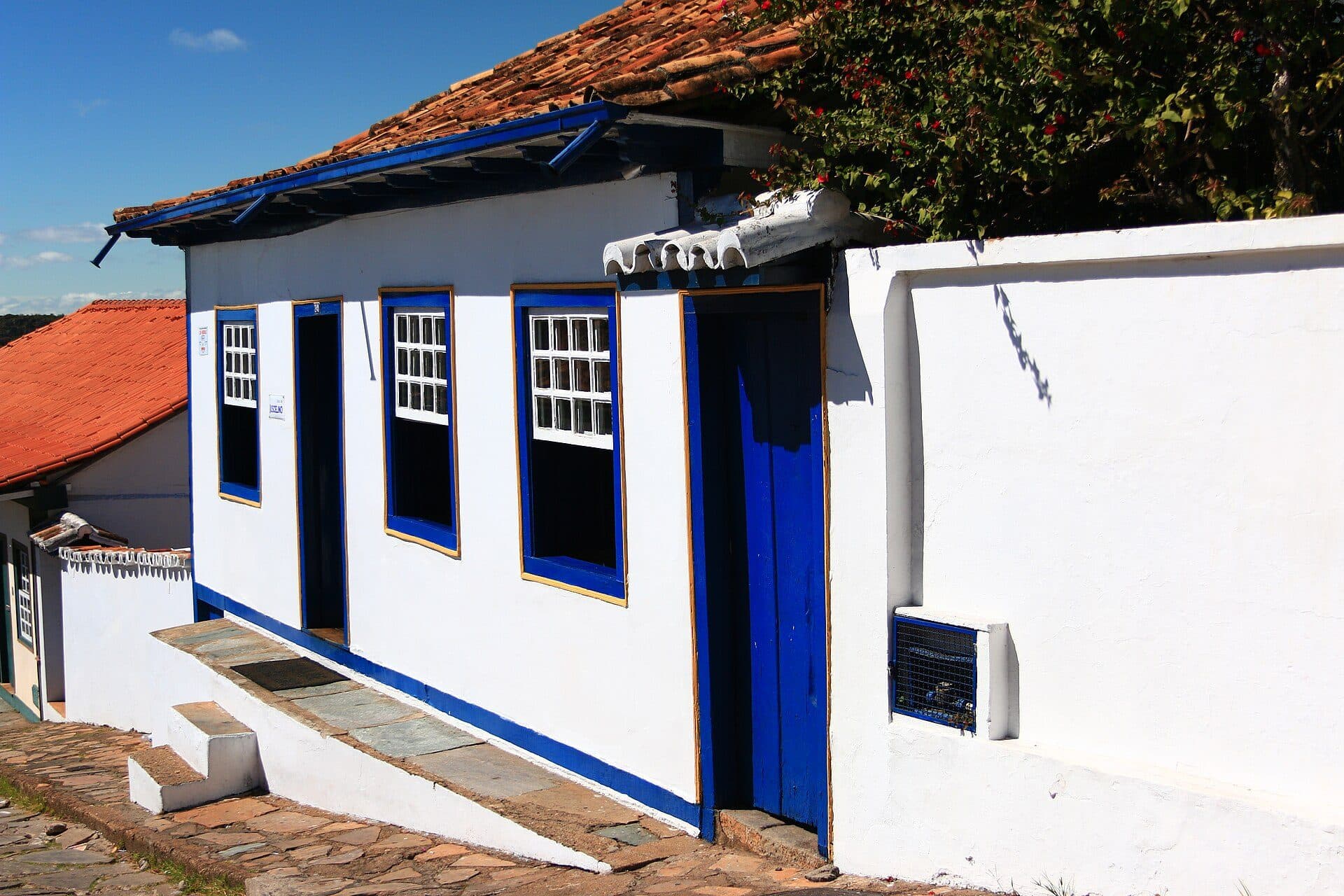 Visão frontal da fachada da Casa de Juscelino