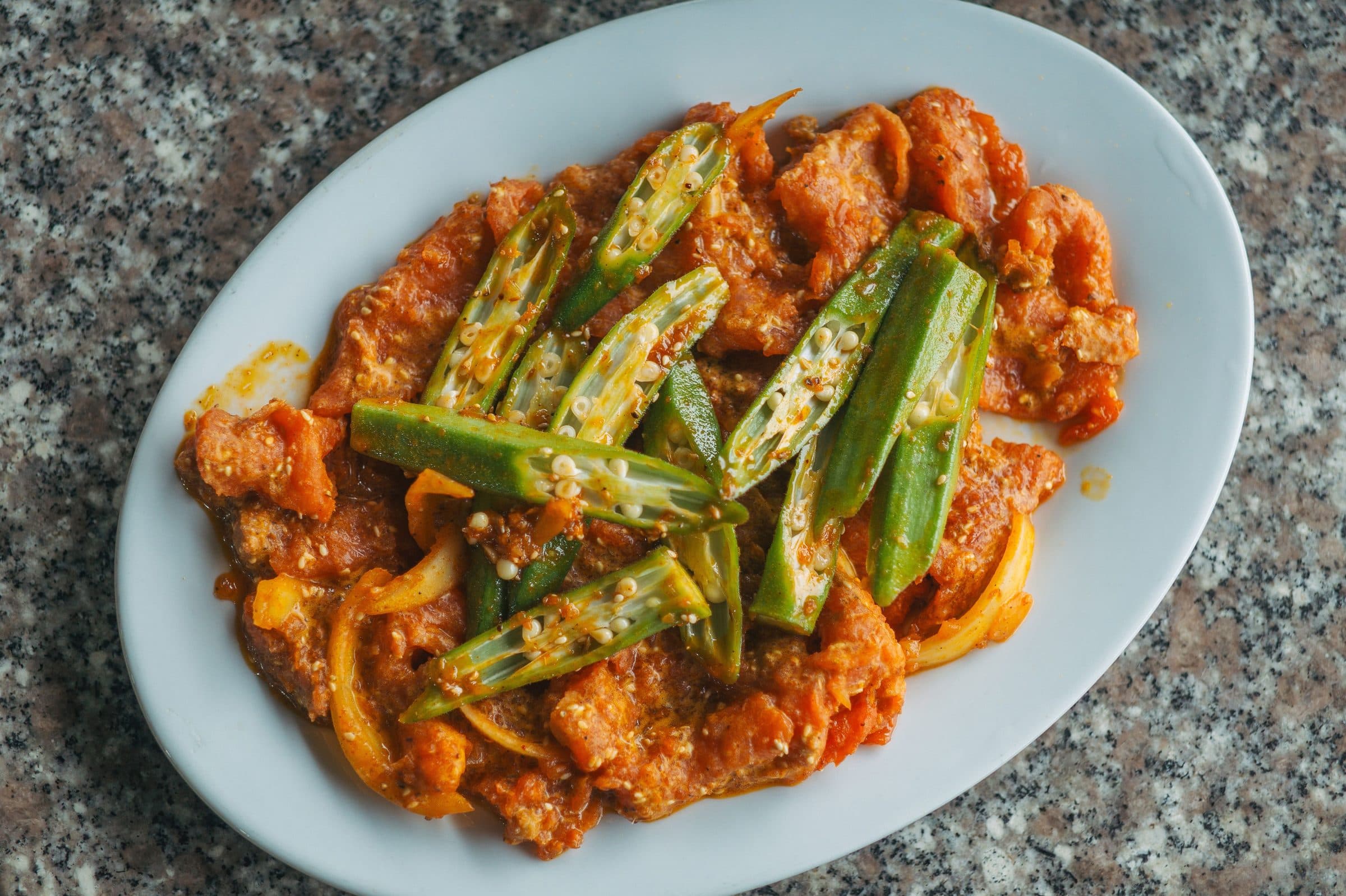 Prato com frango cozido, quiabo e molho de tomate