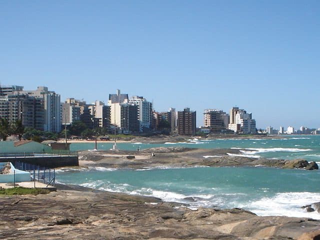 Vista da linha do horizonte com os edifícios da cidade de Guarapari