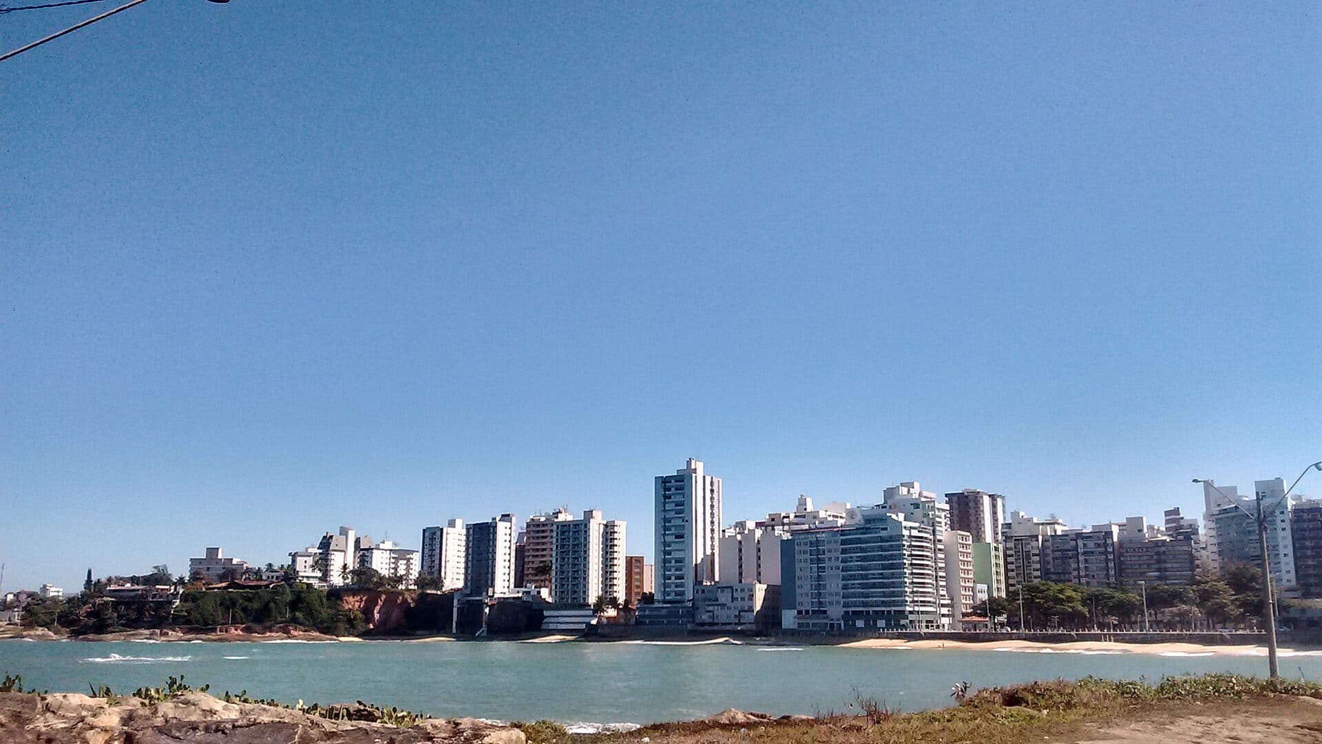 Vista da Praia da Areia Preta em Guarapari, Espírito Santo
