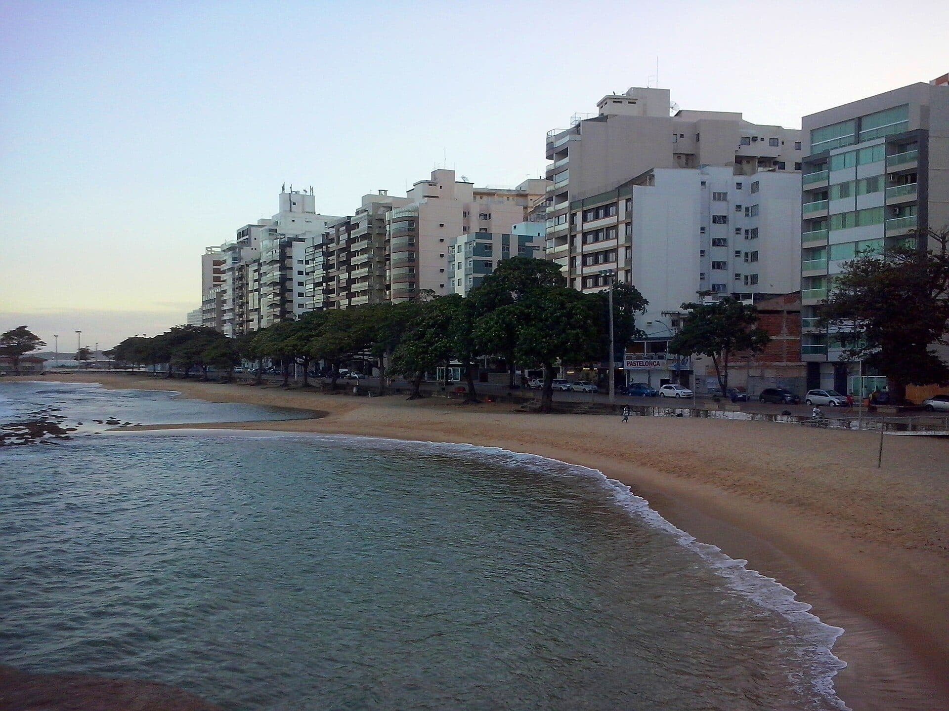 Vista da Praia das Castanheiras em Guarapari, no Espírito Santo