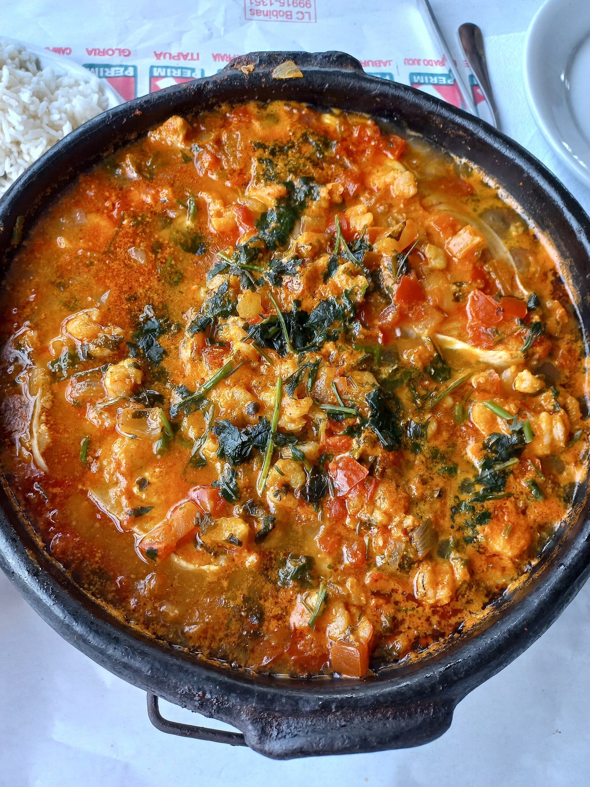 Prato de moqueca capixaba servido em panela de barro
