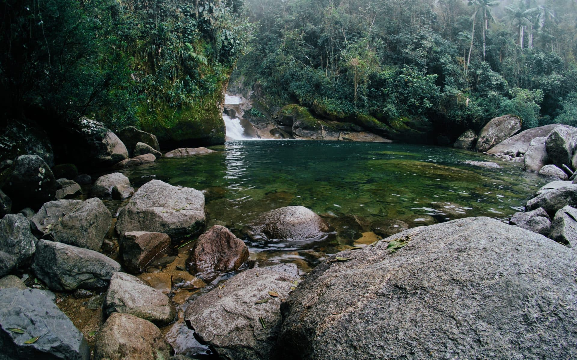 Vista da piscina natural do Poço do Maromba em Itatiaia