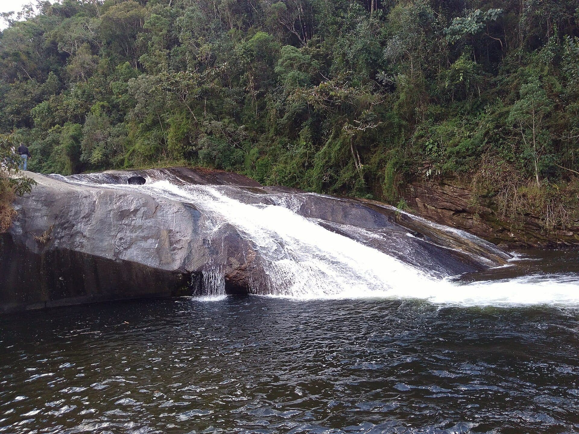 Vista da Cachoeira do Escorrega e sua queda d'água