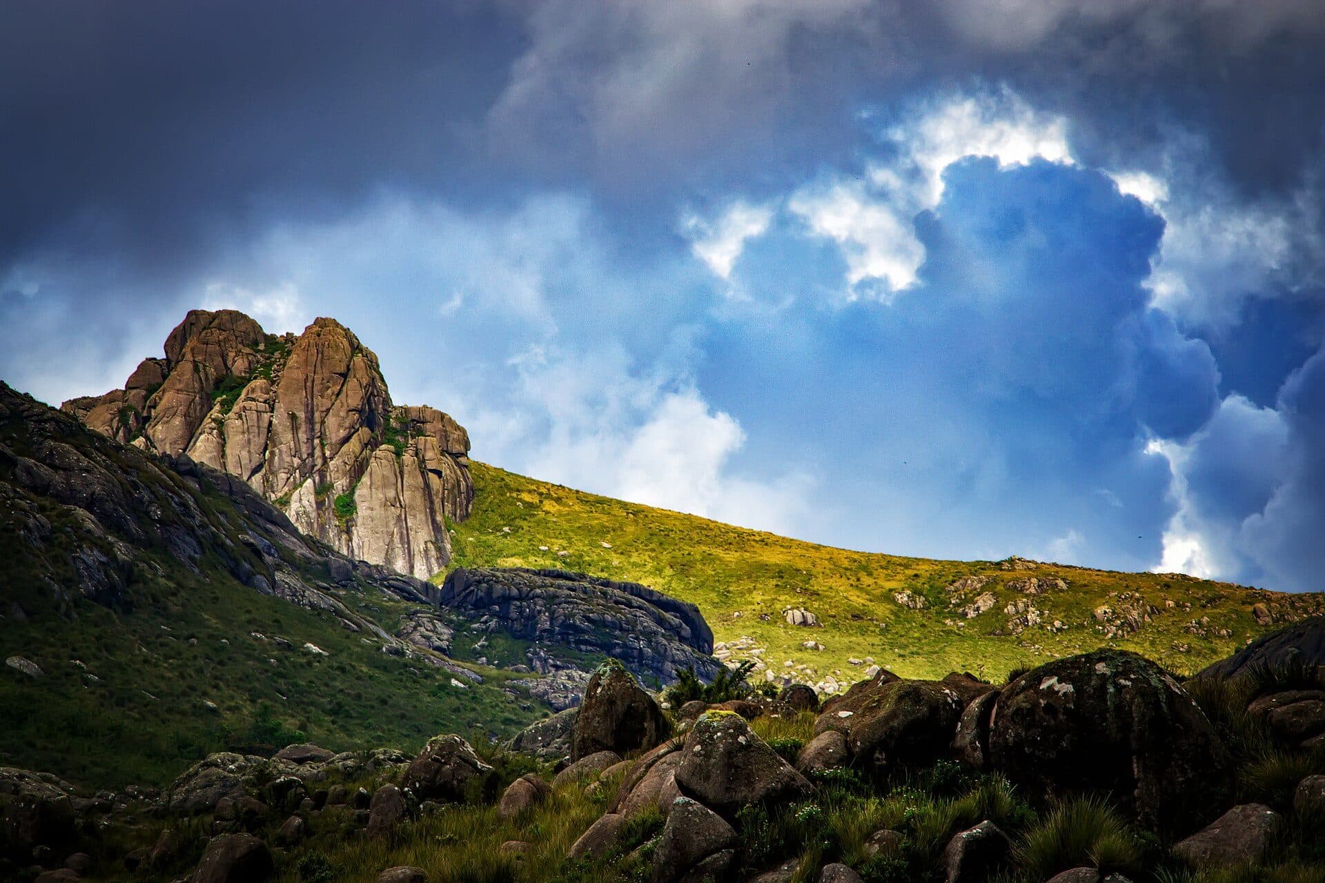 Vista da formação rochosa Pedra do Altar no Parque Nacional do Itatiaia no Rio de Janeiro