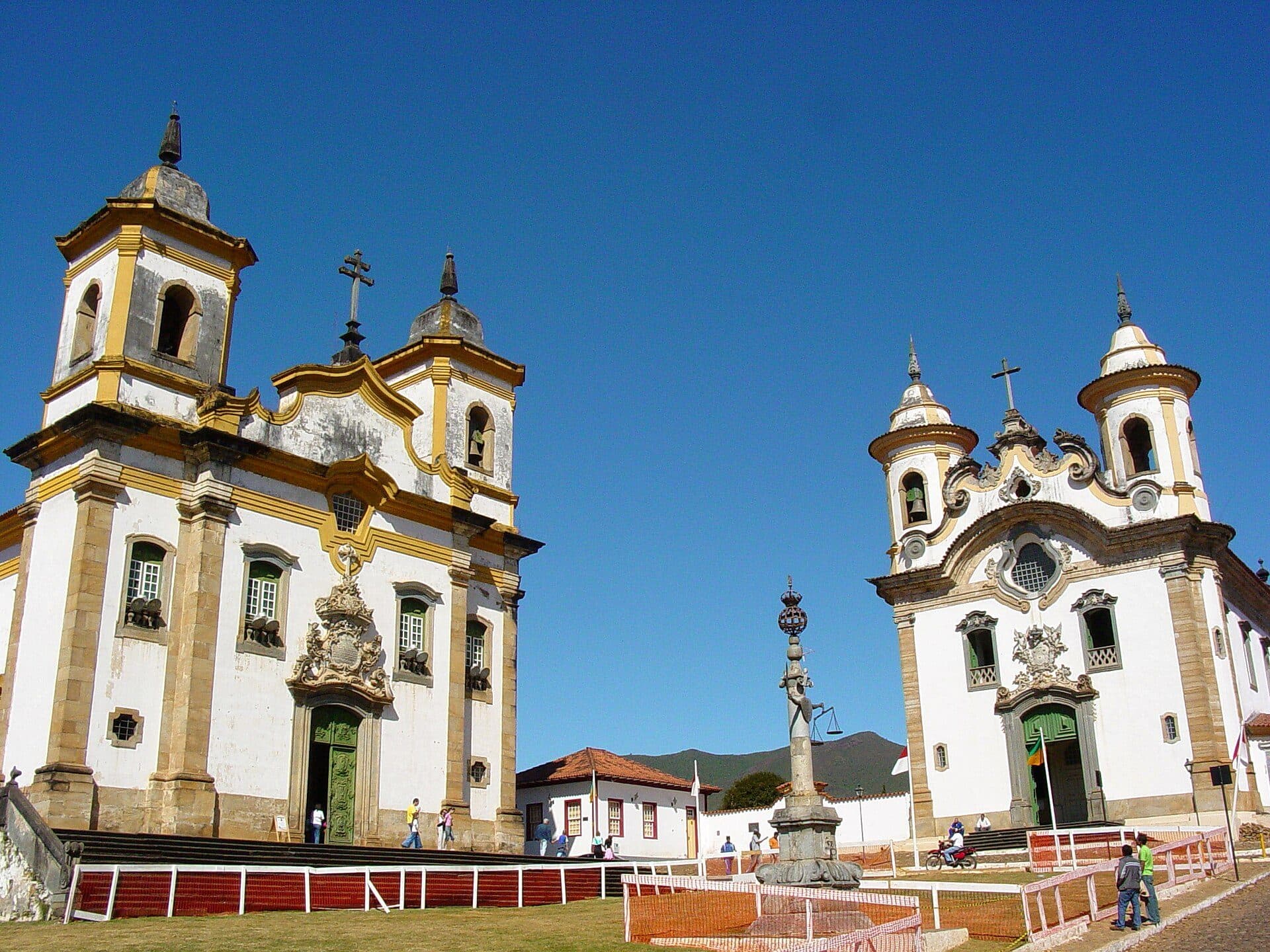 Vista das igrejas históricas de Mariana, Minas Gerais