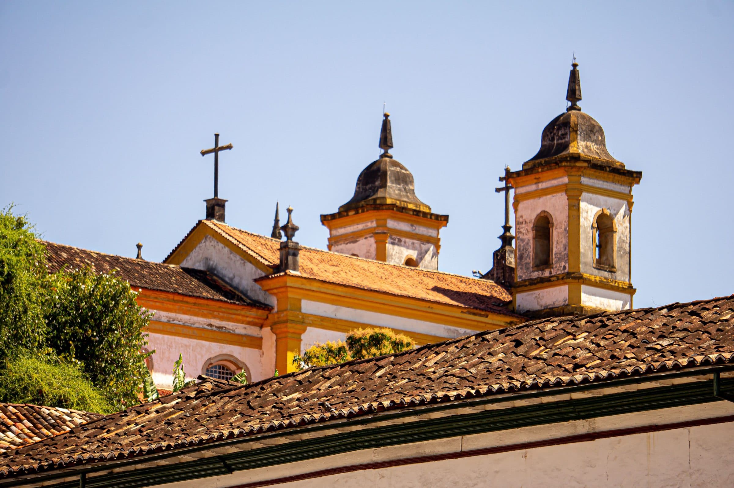 Igreja histórica com arquitetura barroca em Mariana sob céu limpo