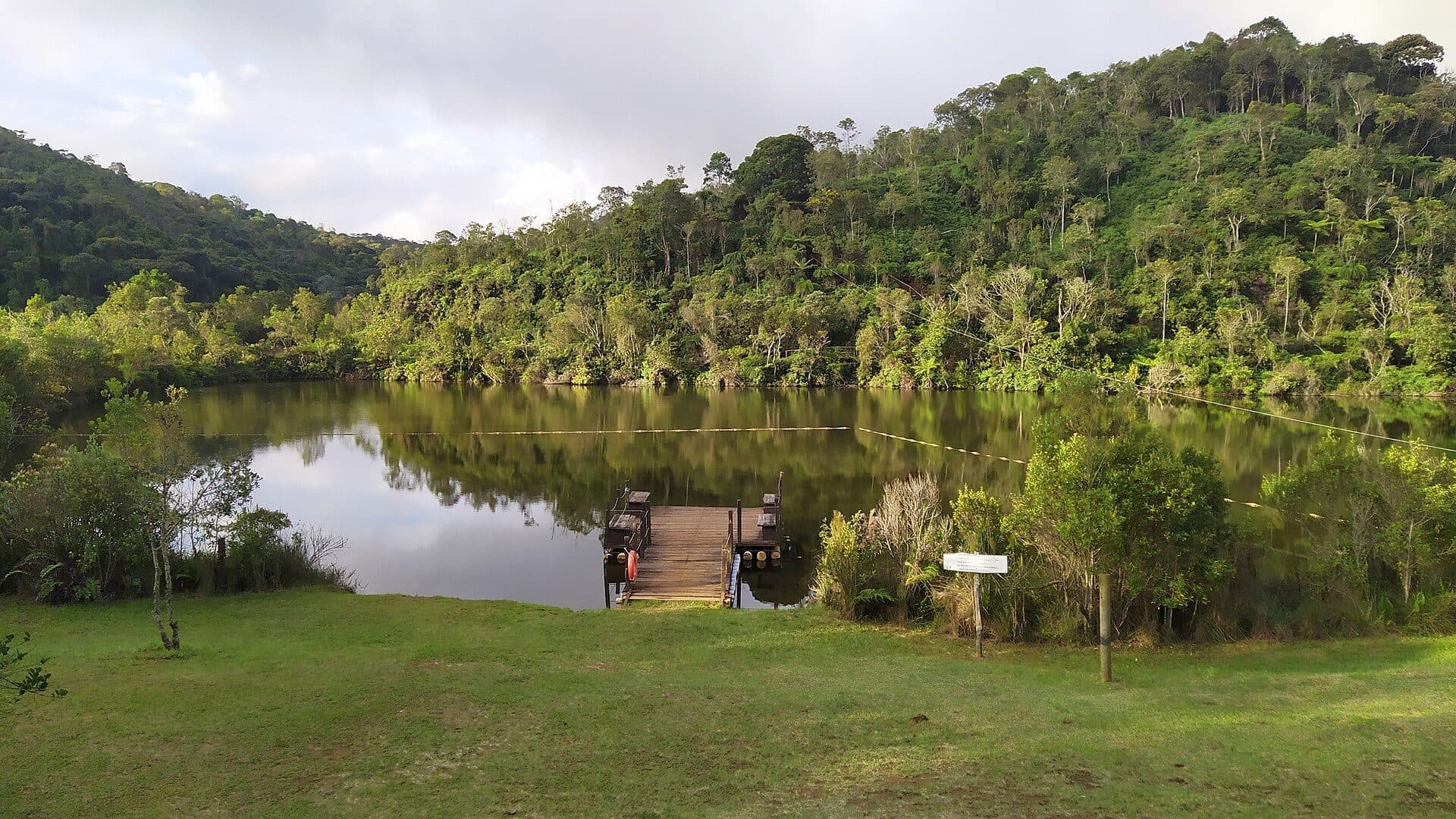 Vista de um lago no Parque Estadual do Itacolomi