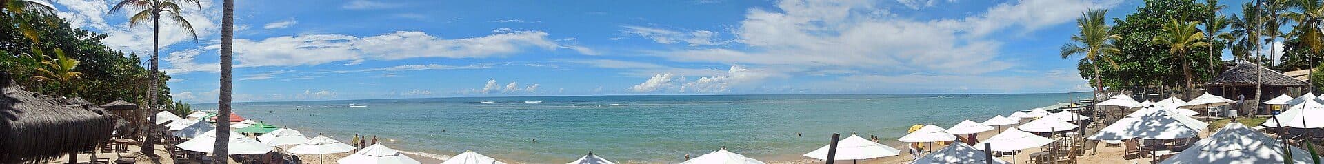 Vista panorâmica da Praia do Mucugê em Arraial d'Ajuda, Porto Seguro