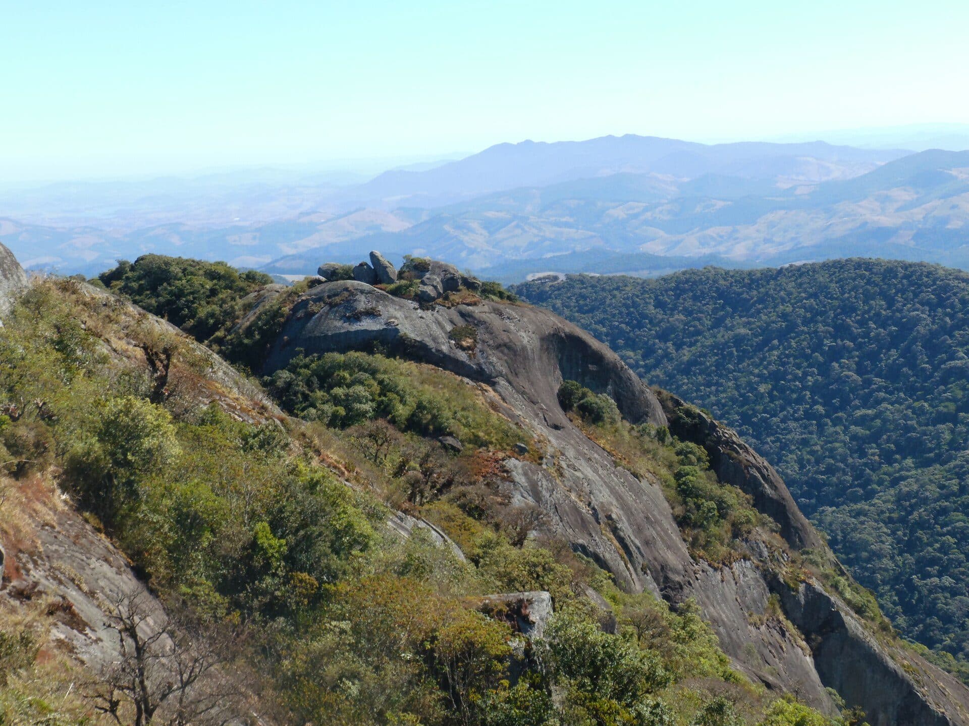 Vista da paisagem montanhosa do Pico do Selado
