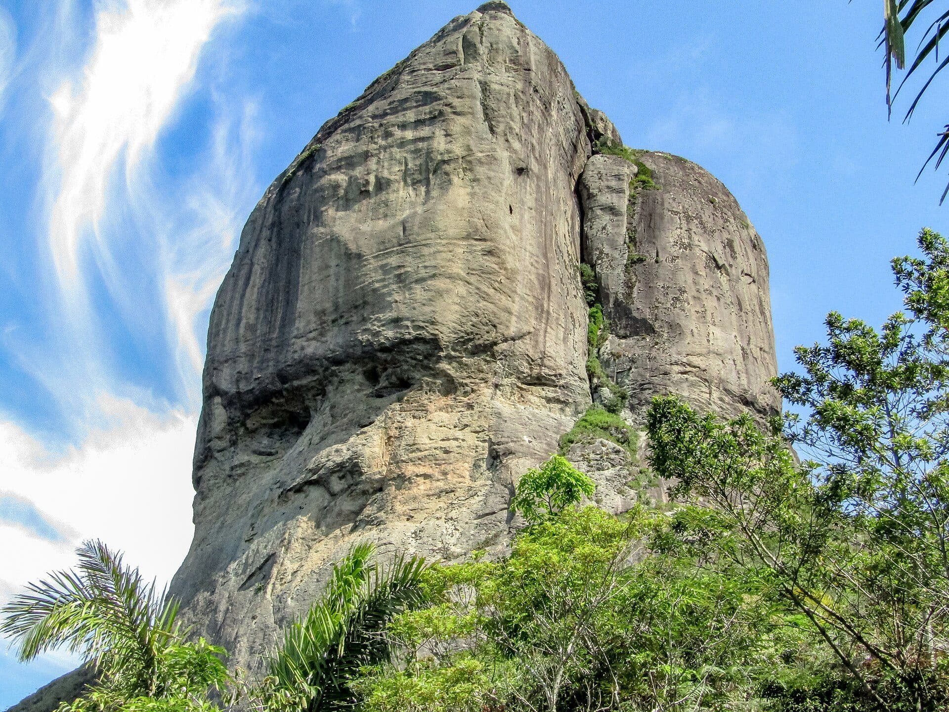 Vista da formação rochosa da Cabeça do Imperador na Pedra da Gávea