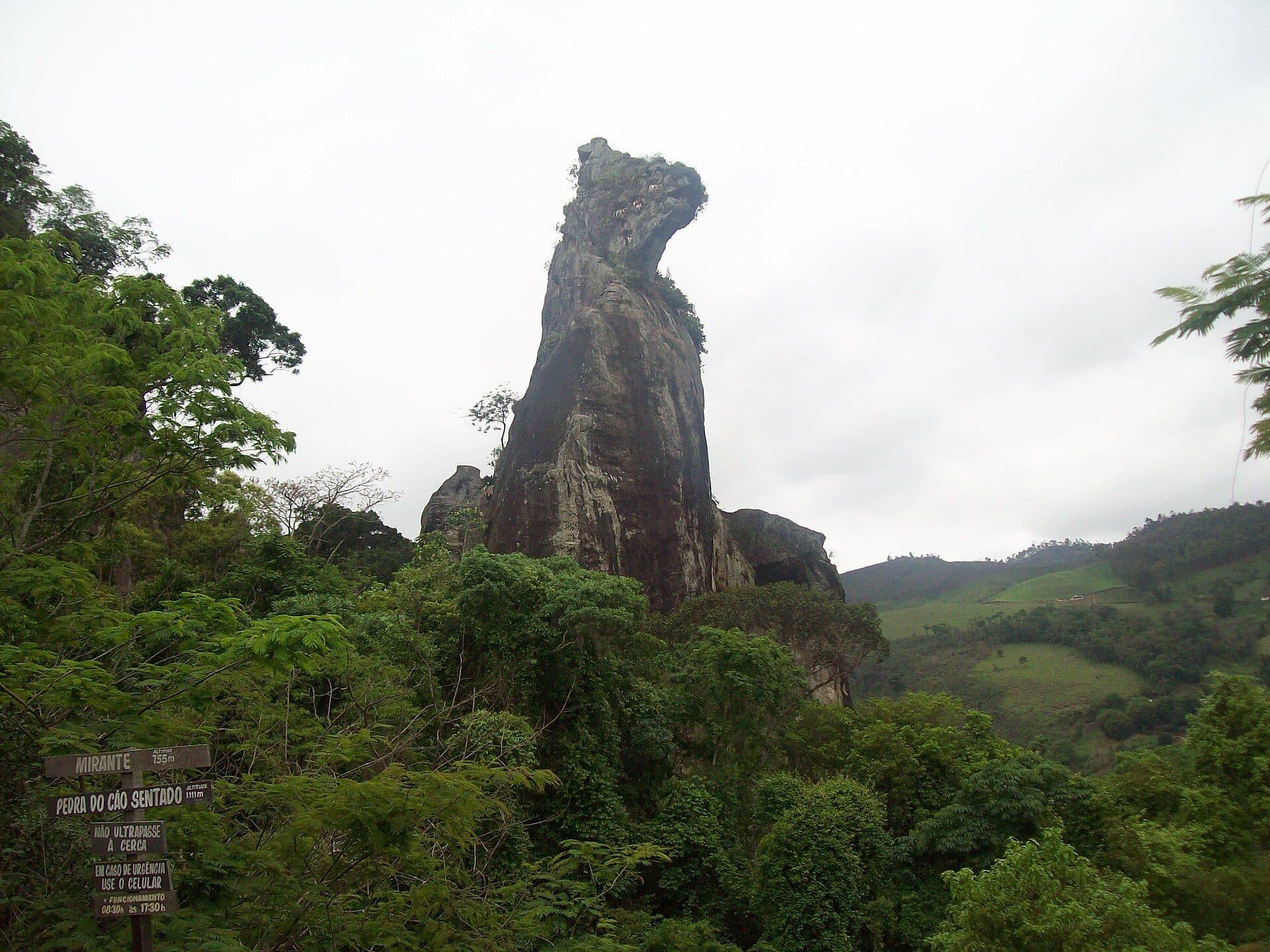 Vista da formação rochosa da Pedra do Cão Sentado em Nova Friburgo