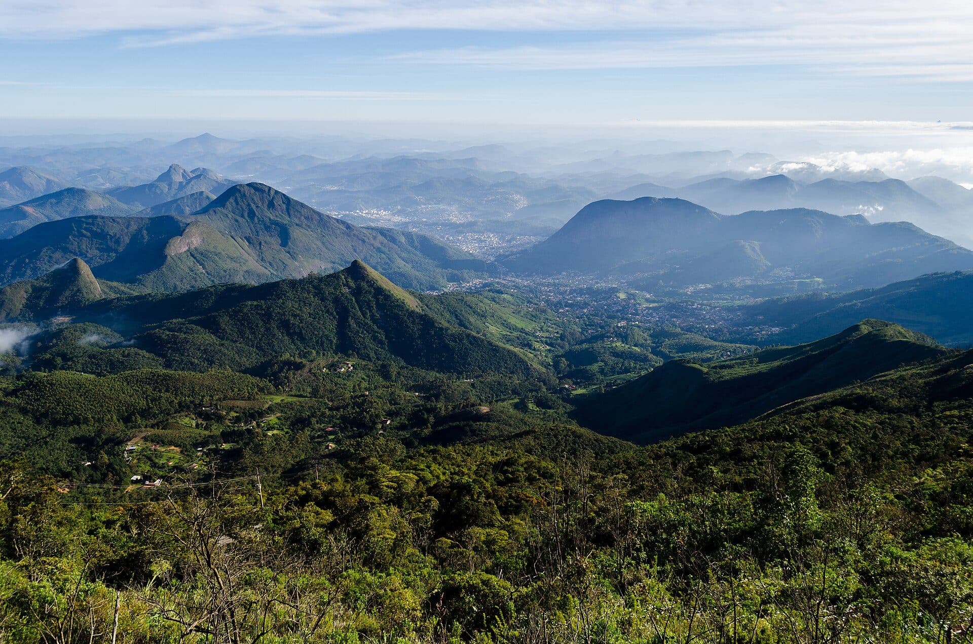 Vista da cidade de Nova Friburgo a partir do topo do Pico da Caledônia