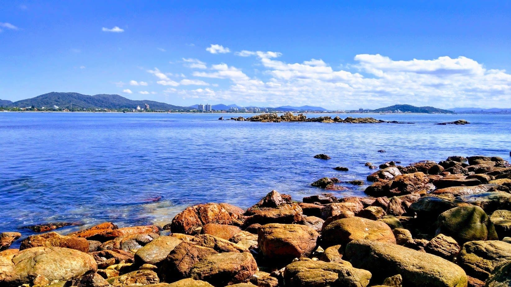 Vista da Praia da Armação em Penha, Santa Catarina