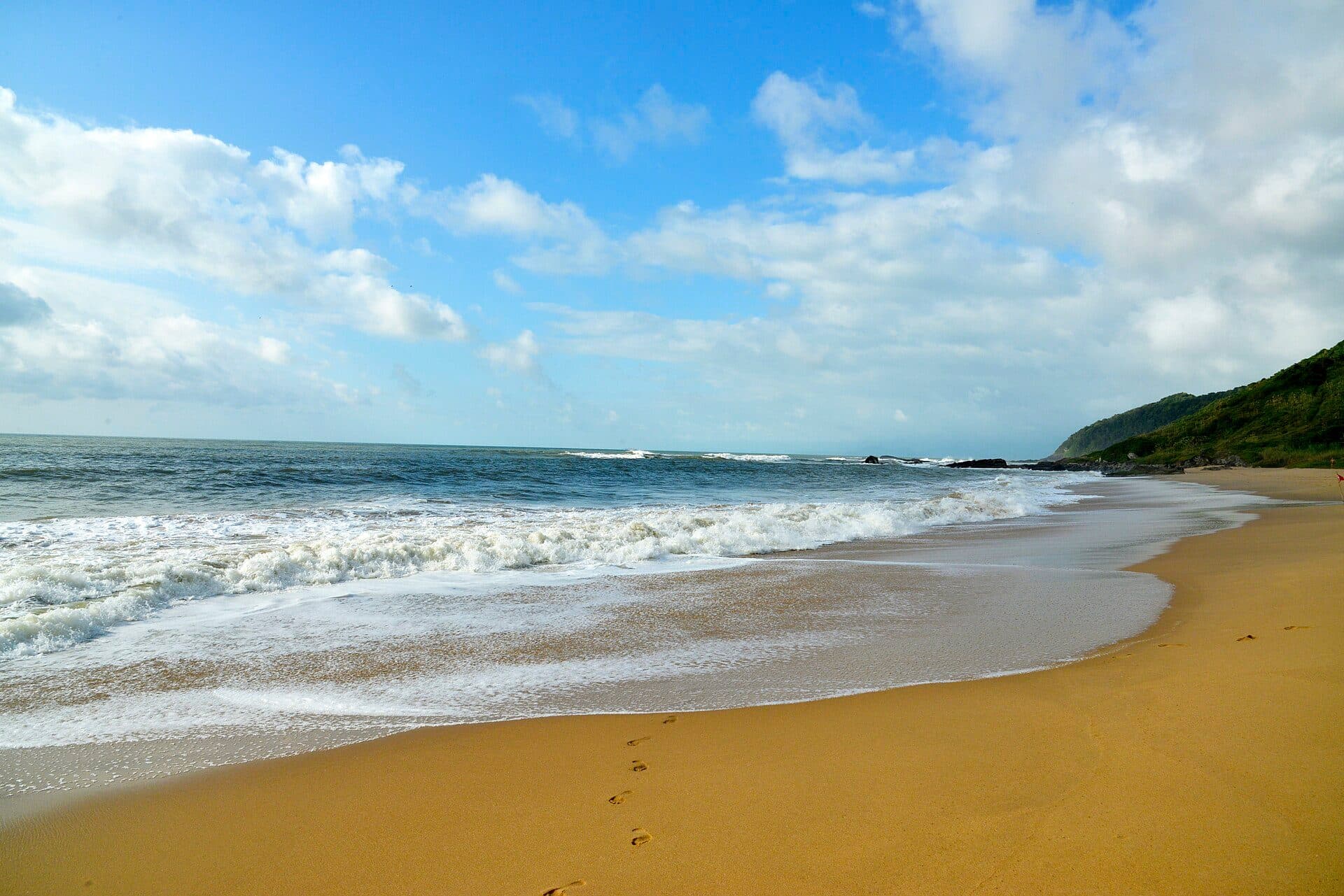 Vista da Praia Vermelha no município de Penha, em Santa Catarina