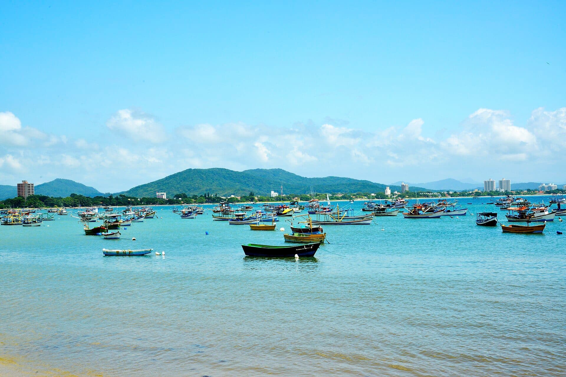 Vista da praia de Armação do Itapocorói em Penha, Santa Catarina