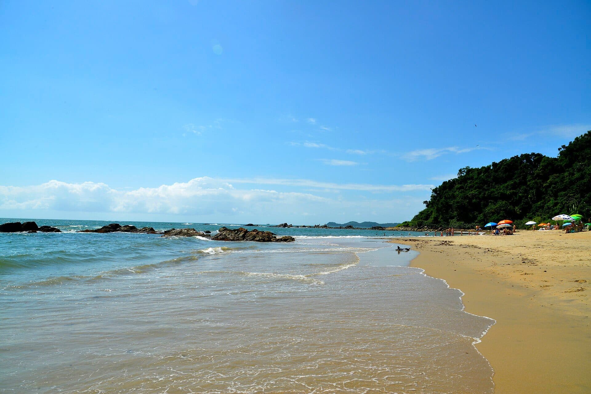 Vista da Praia da Vovó no município de Penha, Santa Catarina