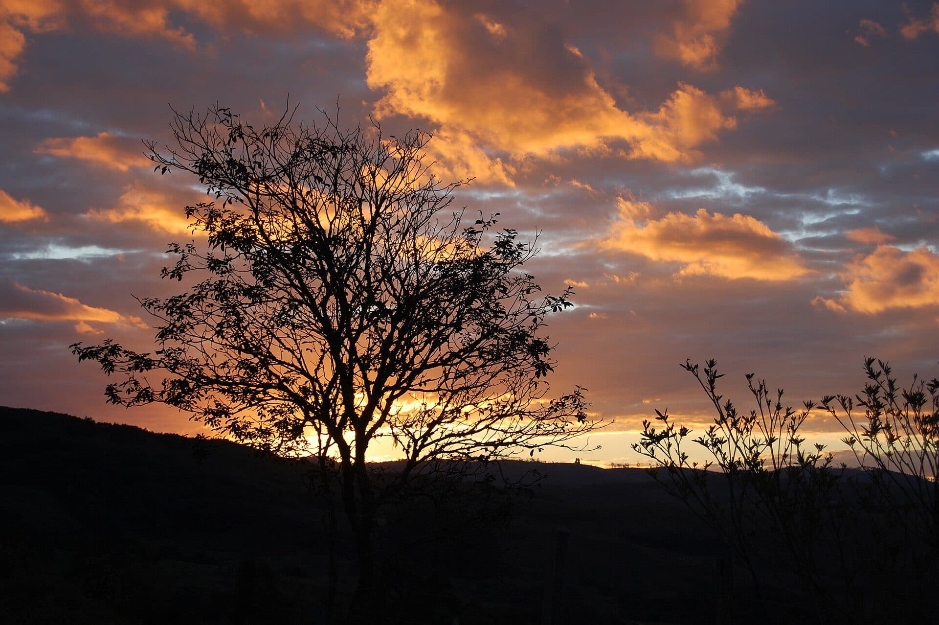 Pôr do sol no horizonte das montanhas de Minas Gerais