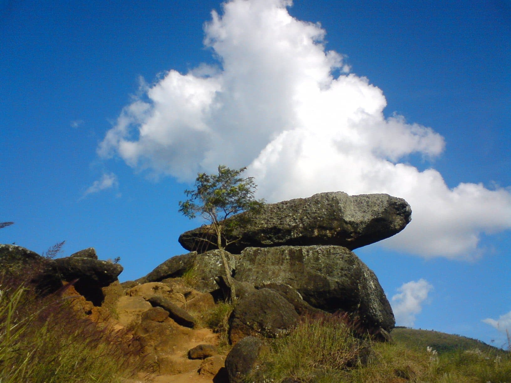 Formação rochosa de pedras sobrepostas e equilibradas em Poços de Caldas