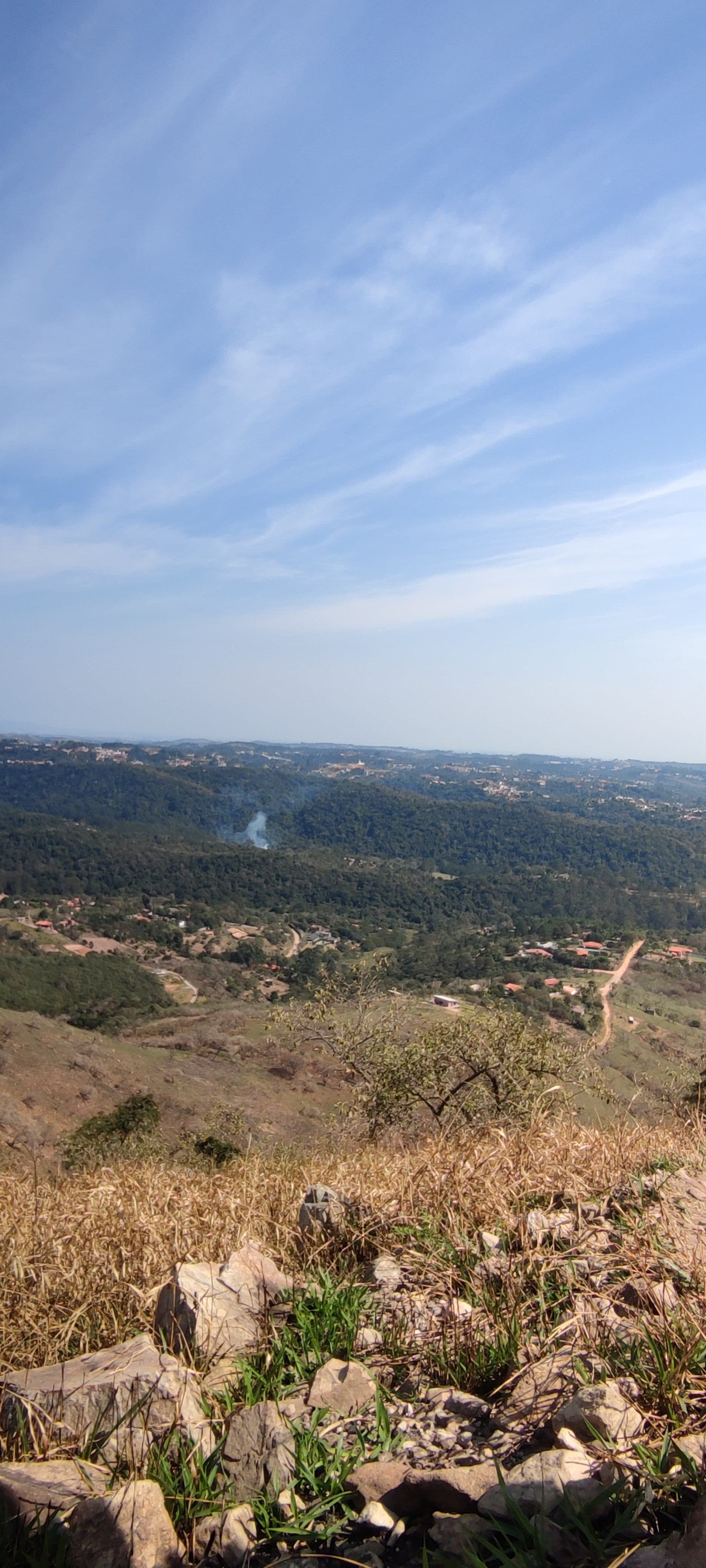 Foco de queimada na paisagem visto do alto do Morro do Saboó