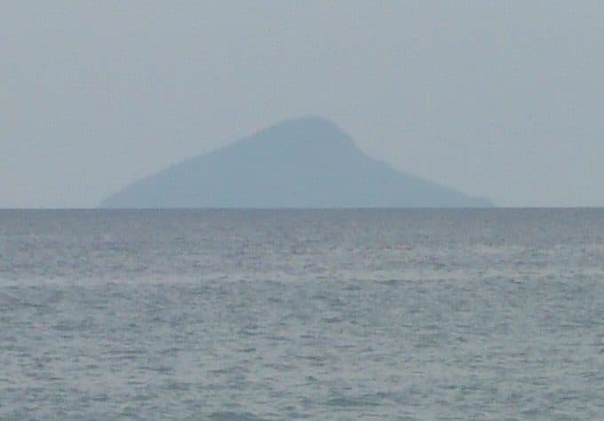 Vista da Ilha Montão de Trigo cercada pelo mar