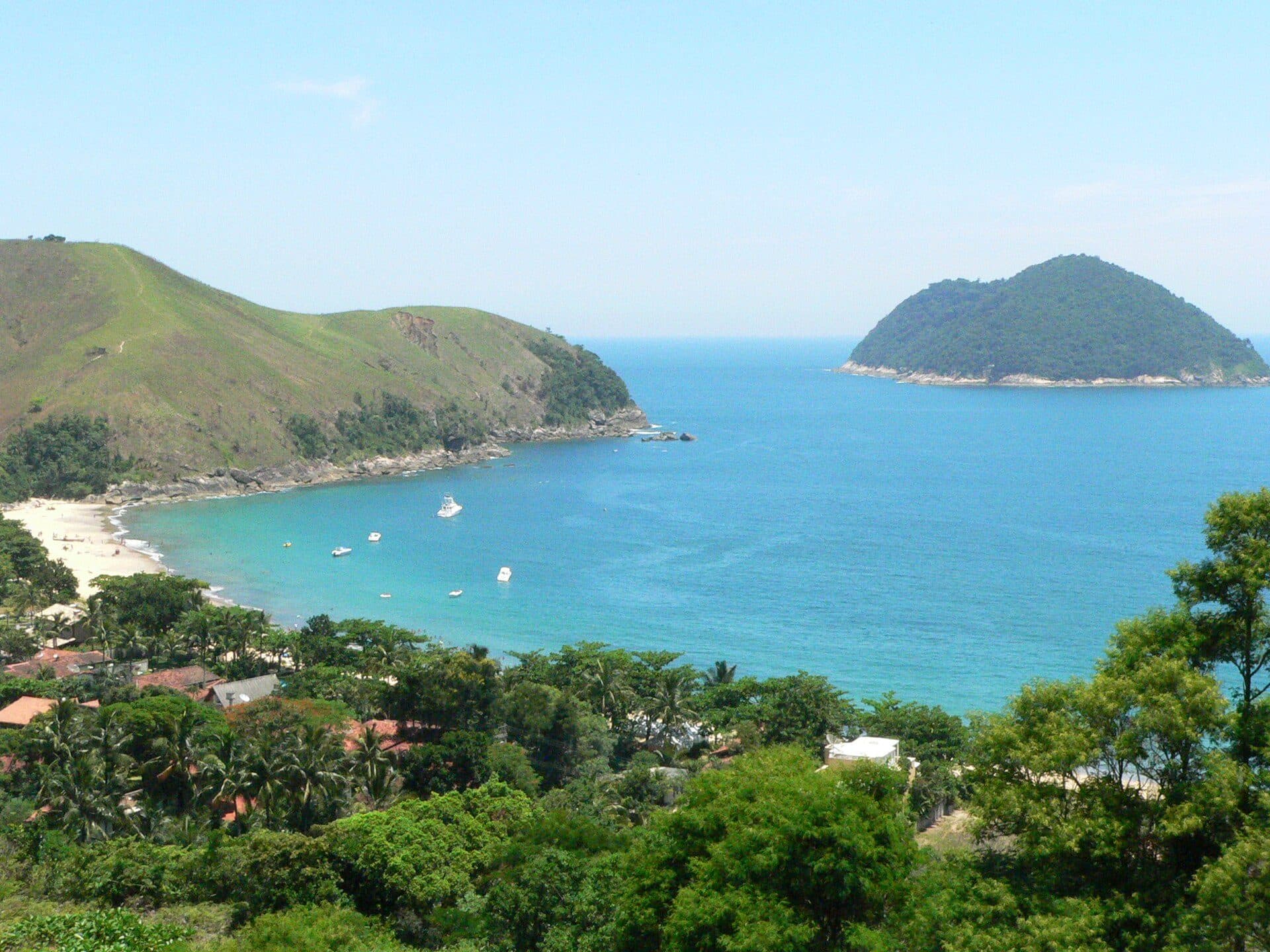 Vista da Praia de Toque Toque Grande com faixa de areia e o mar