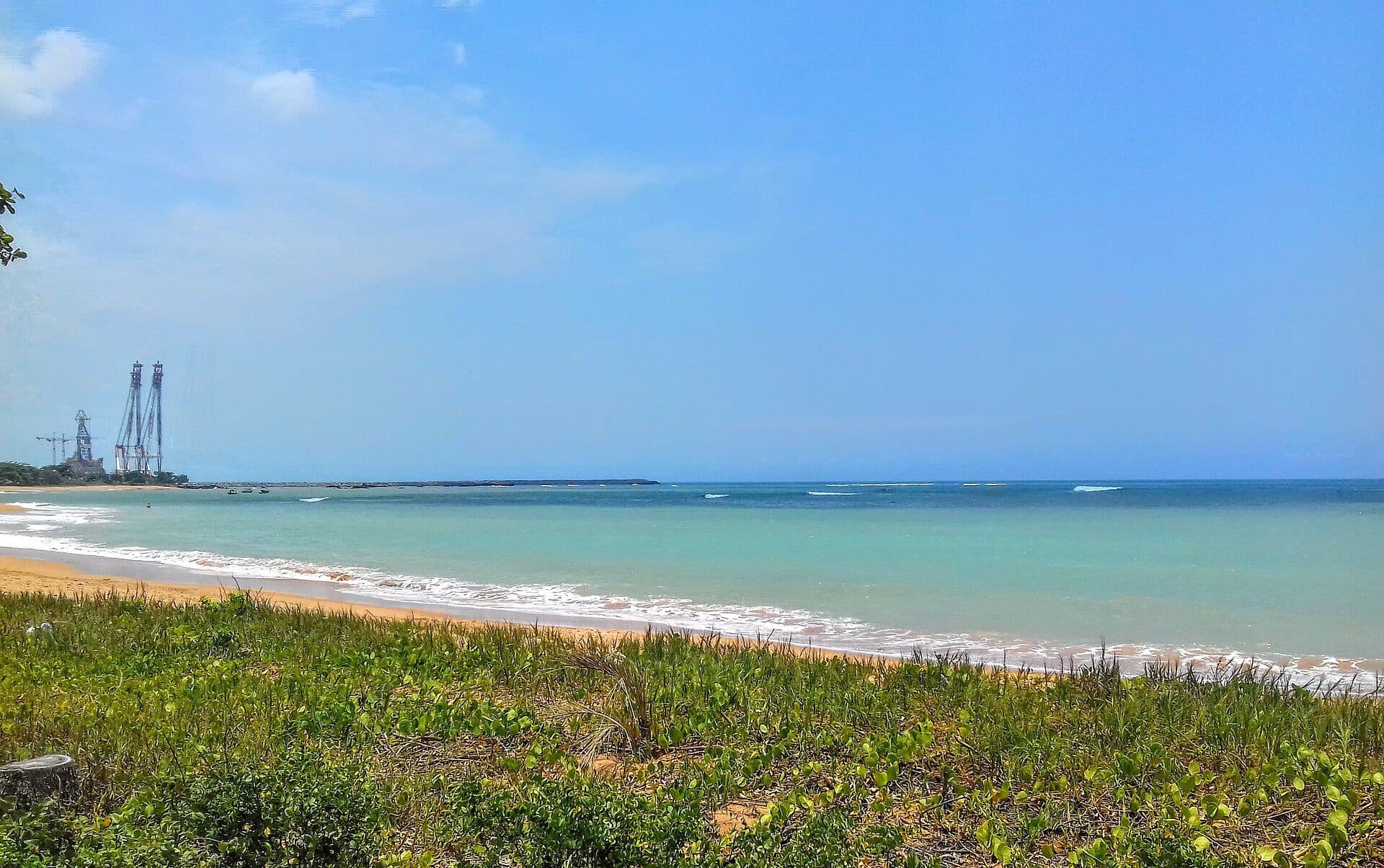 Vista da Praia da Barra do Sahy com construções ao fundo